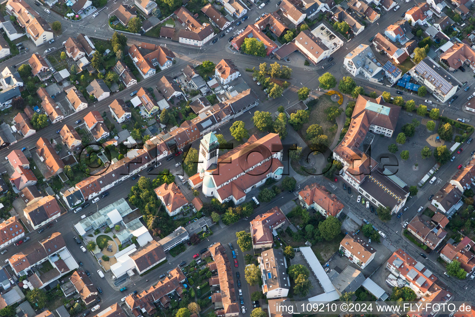 Vue aérienne de Église du Saint-Esprit à le quartier Daxlanden in Karlsruhe dans le département Bade-Wurtemberg, Allemagne