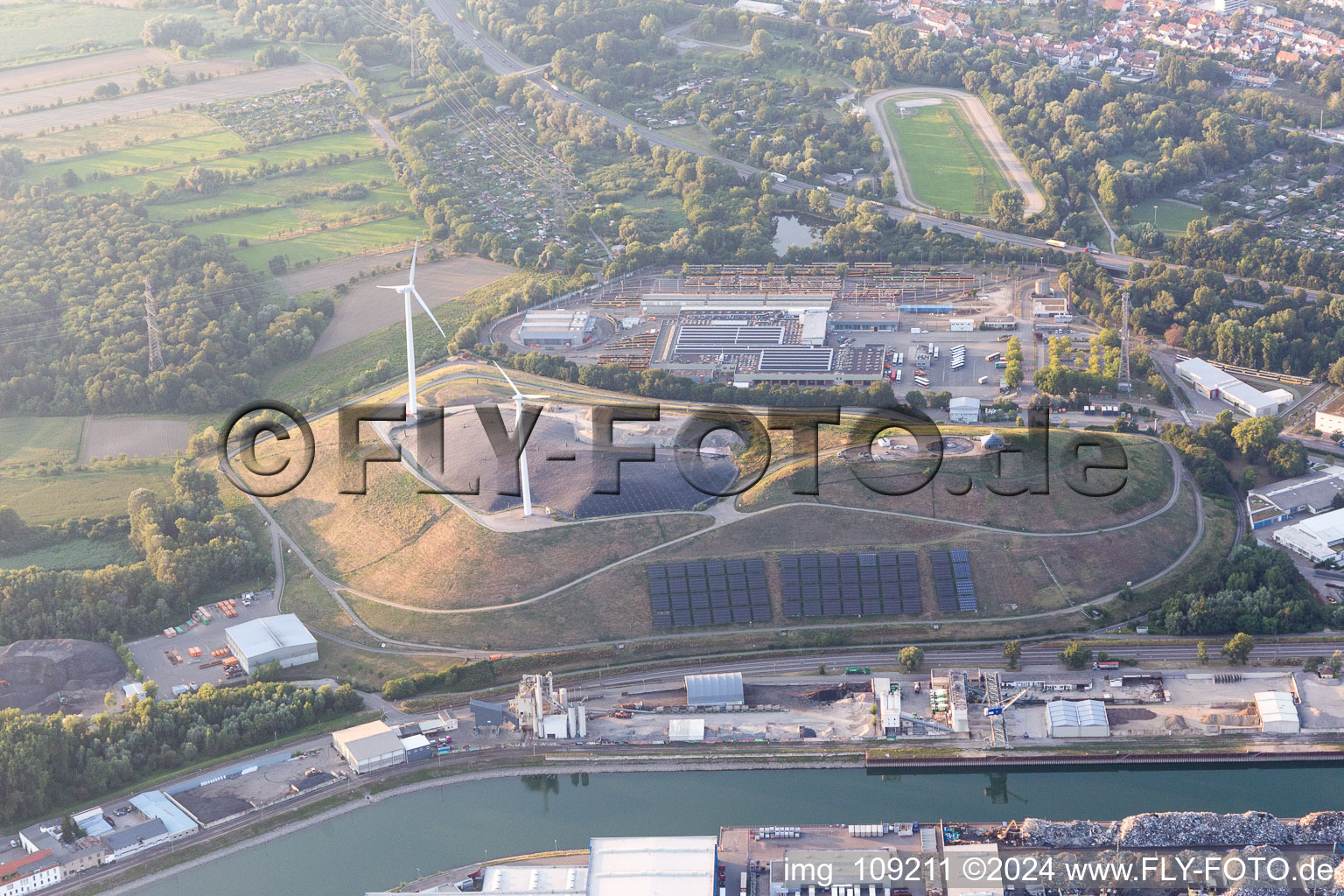 Quartier Rheinhafen in Karlsruhe dans le département Bade-Wurtemberg, Allemagne d'un drone