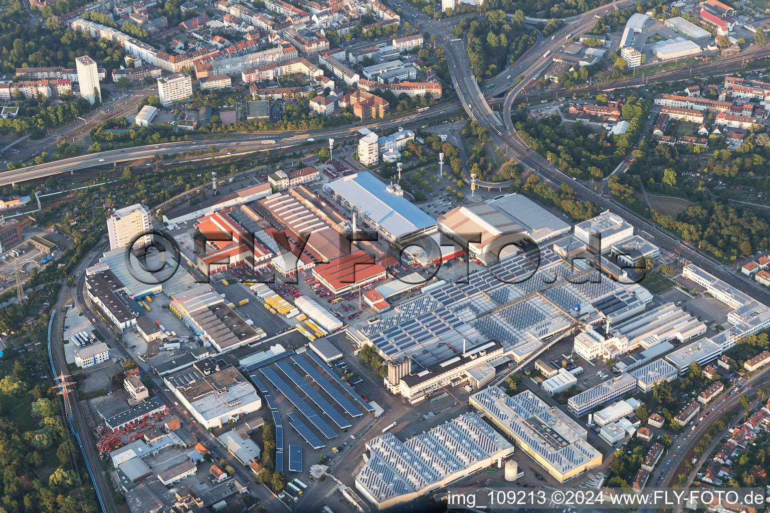 Vue aérienne de Locaux de l'usine de pneus Michelin à le quartier Grünwinkel in Karlsruhe dans le département Bade-Wurtemberg, Allemagne