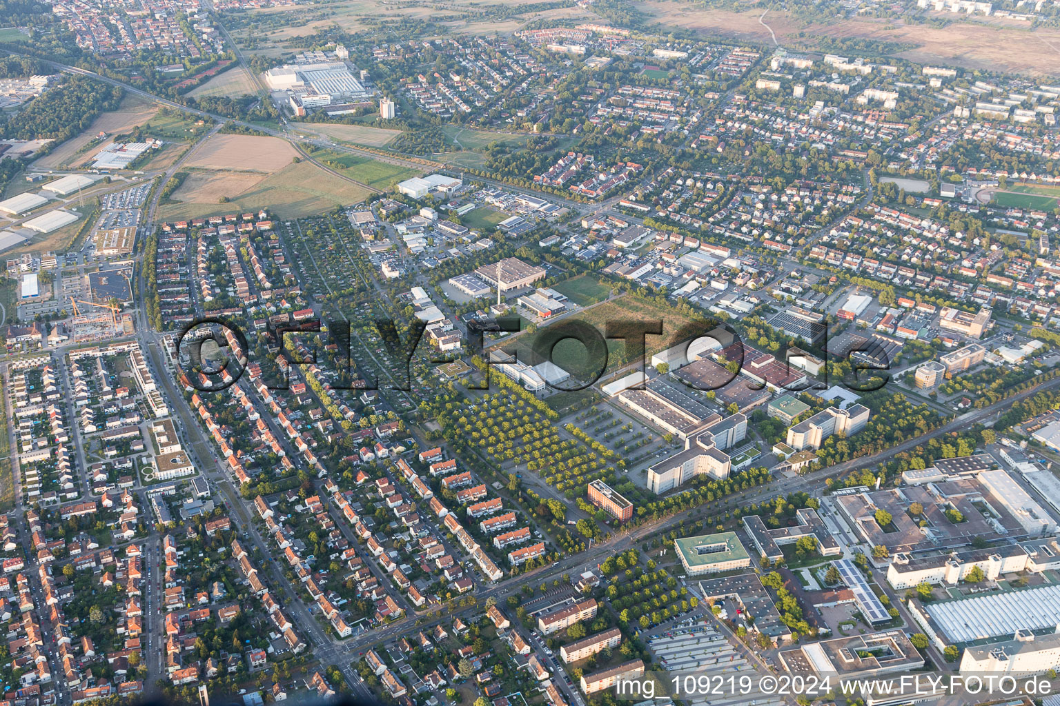 Quartier Knielingen in Karlsruhe dans le département Bade-Wurtemberg, Allemagne du point de vue du drone