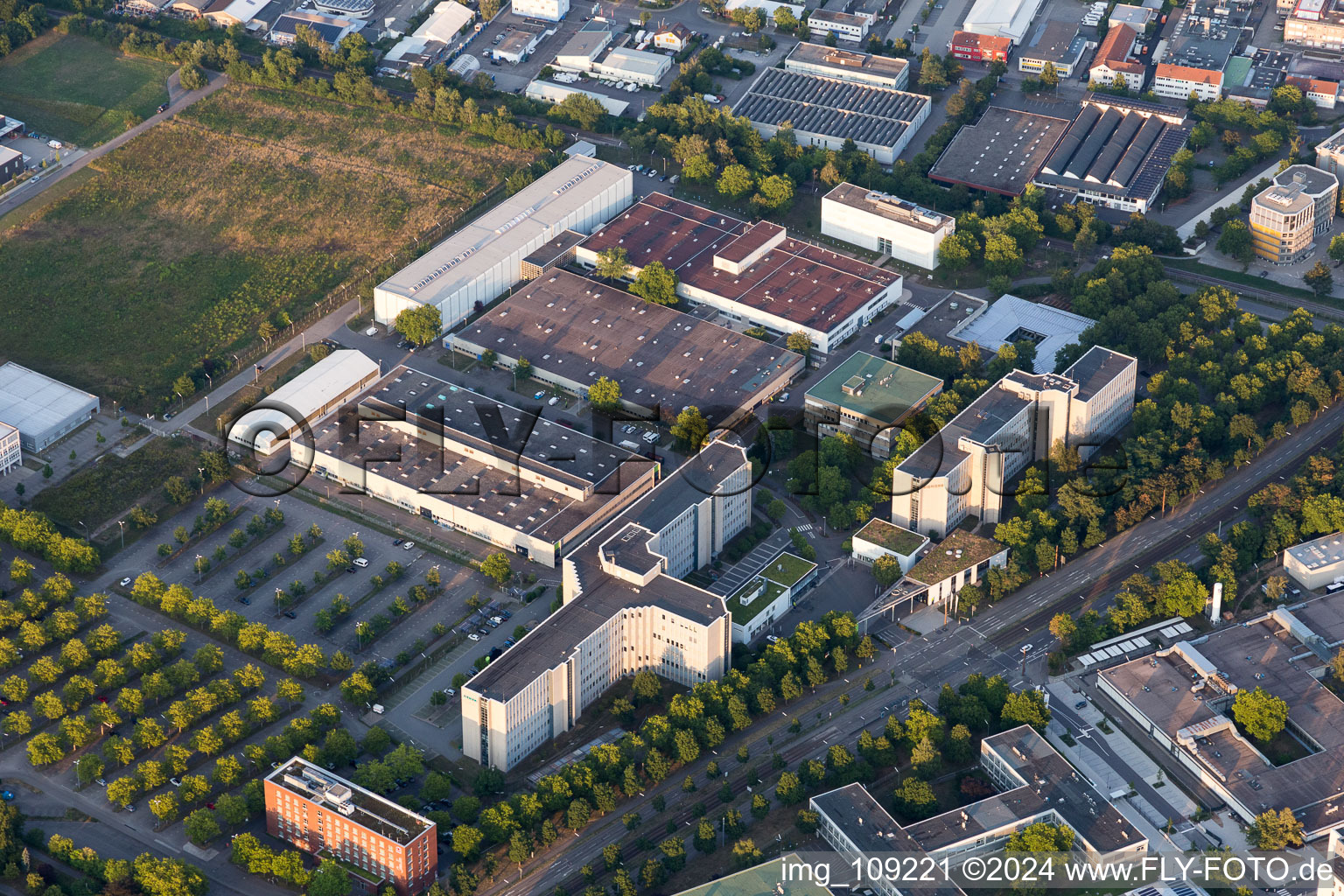 Vue aérienne de Locaux de l'usine Siemens à le quartier Knielingen in Karlsruhe dans le département Bade-Wurtemberg, Allemagne