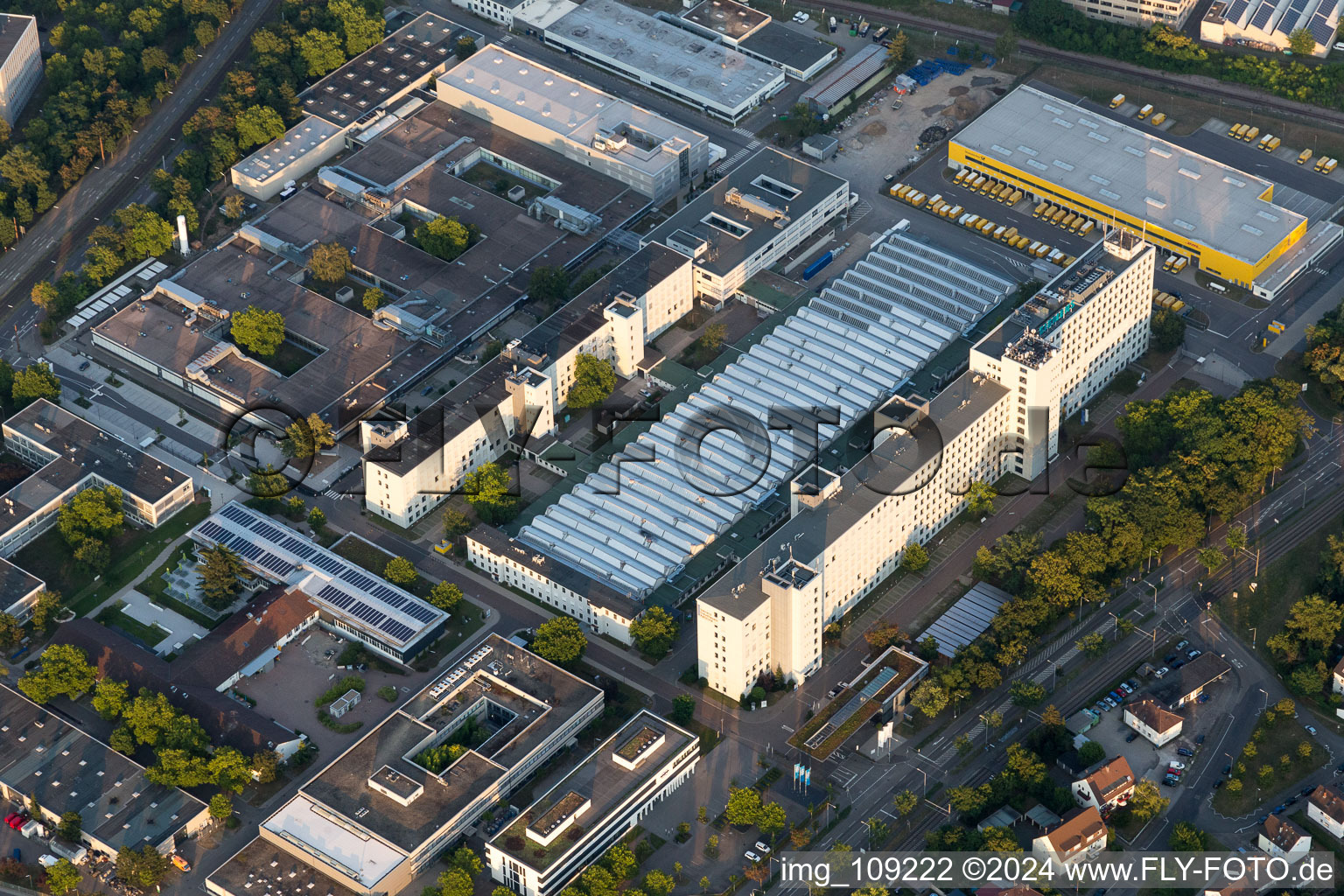 Photographie aérienne de Locaux de l'usine Siemens à le quartier Knielingen in Karlsruhe dans le département Bade-Wurtemberg, Allemagne