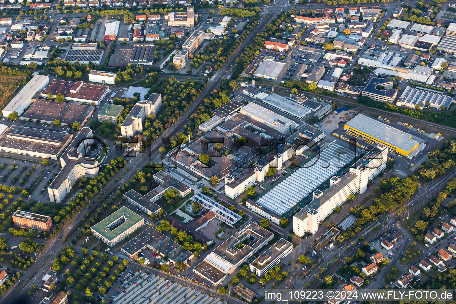 Vue oblique de Locaux de l'usine Siemens à le quartier Knielingen in Karlsruhe dans le département Bade-Wurtemberg, Allemagne