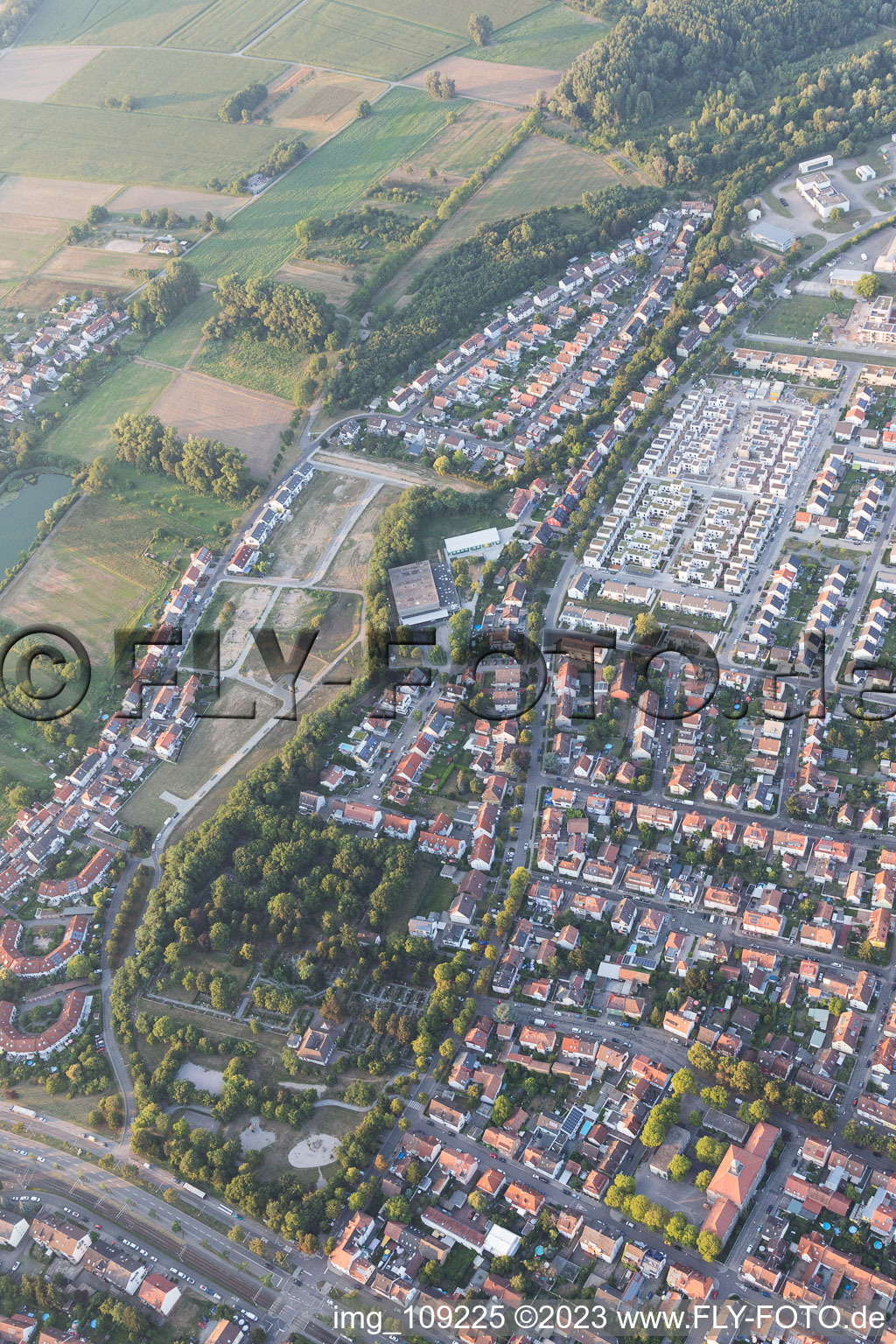 Quartier Knielingen in Karlsruhe dans le département Bade-Wurtemberg, Allemagne vu d'un drone