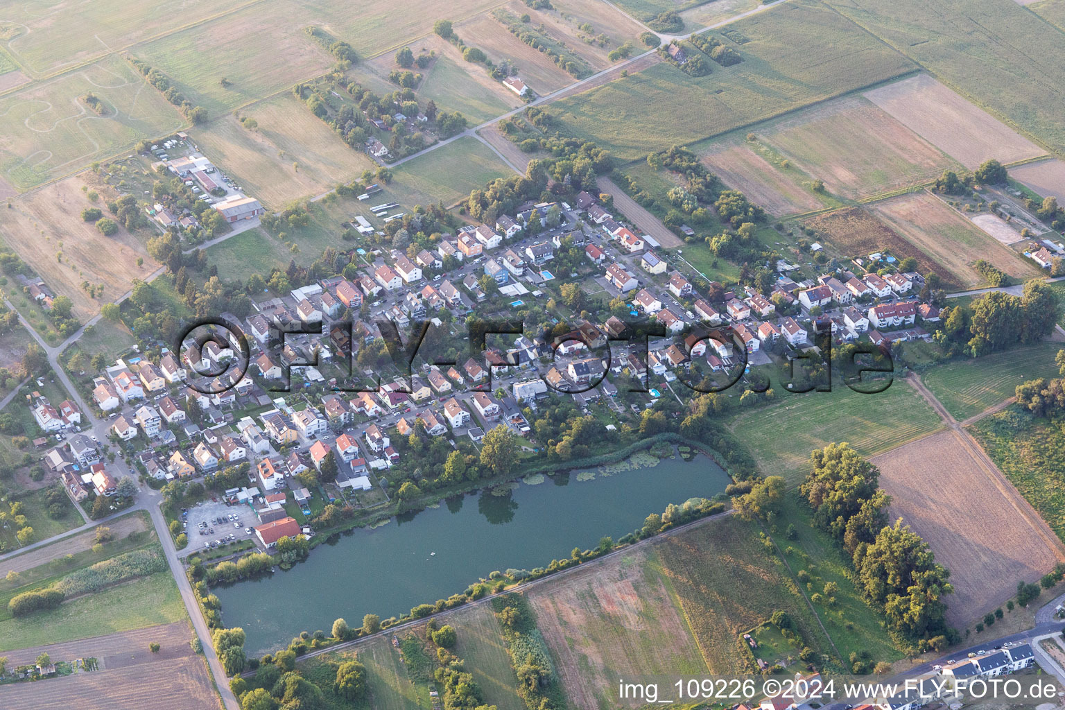 Vue aérienne de Bruchstrasse à le quartier Knielingen in Karlsruhe dans le département Bade-Wurtemberg, Allemagne