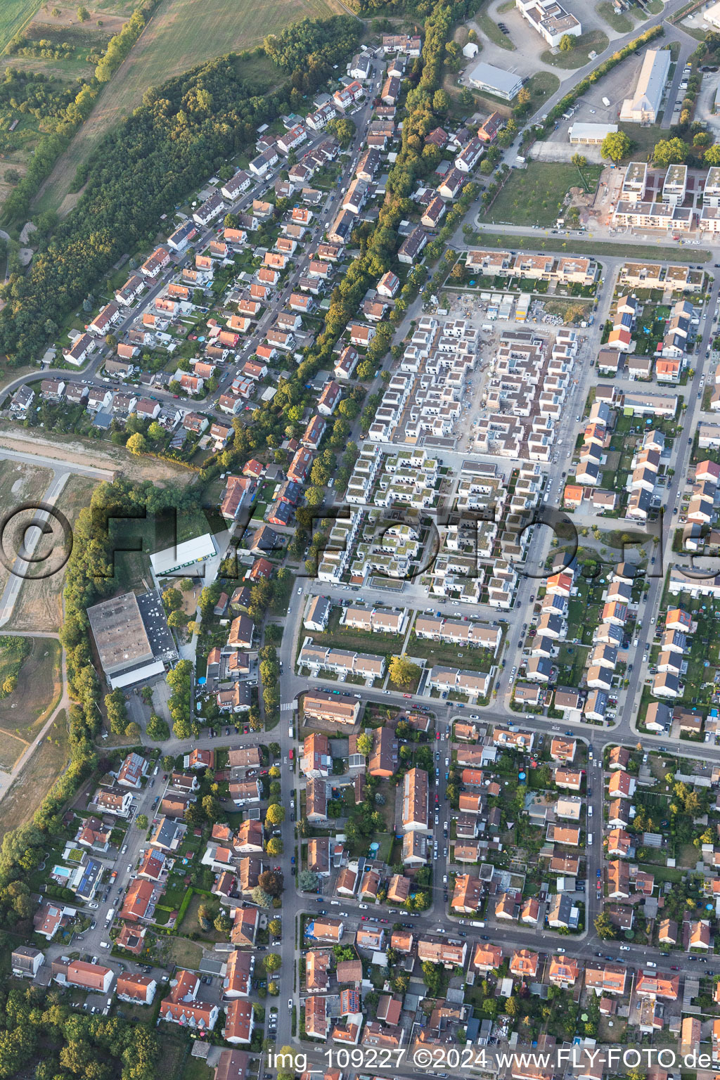 Vue aérienne de Quartier Knielingen in Karlsruhe dans le département Bade-Wurtemberg, Allemagne