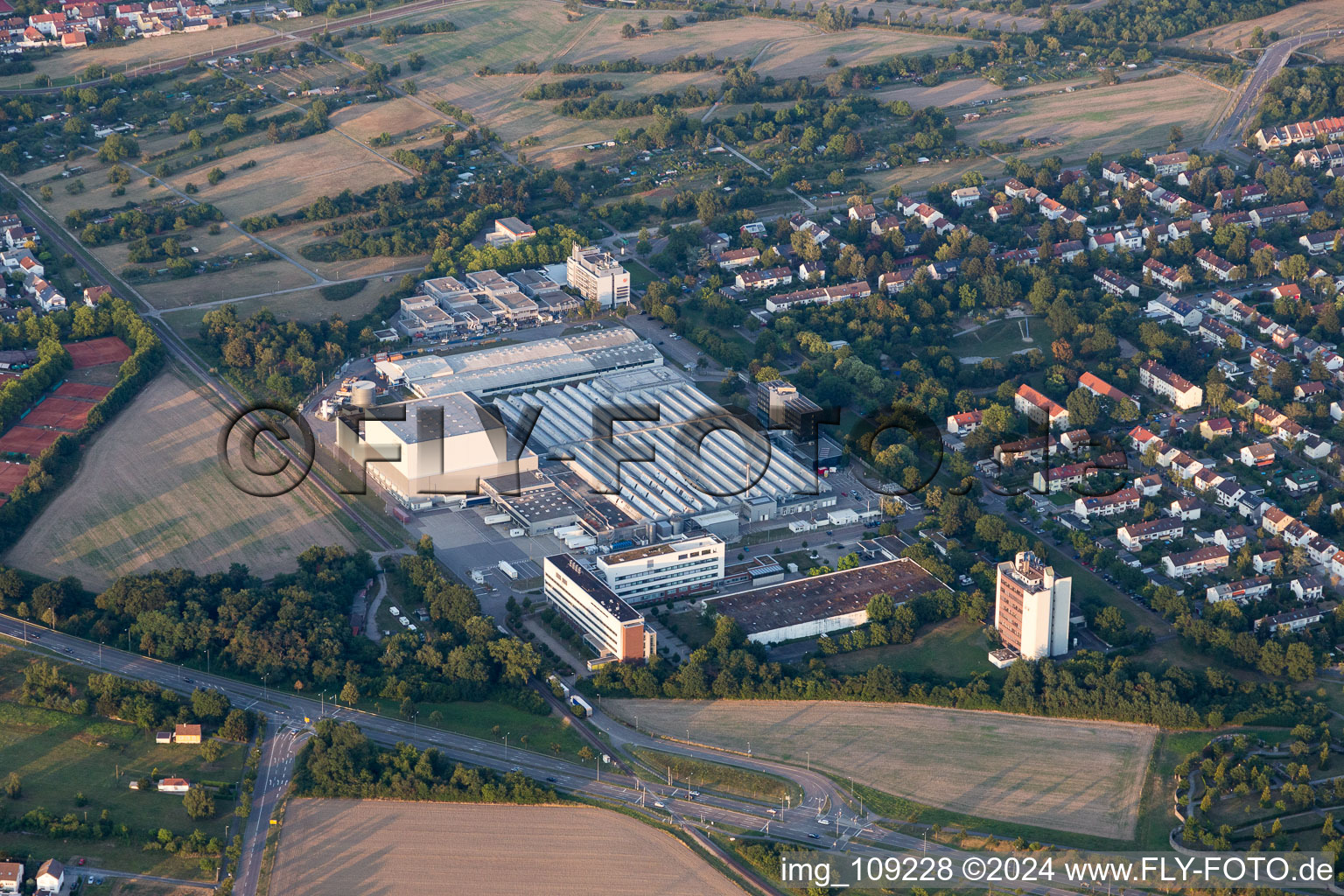 Vue aérienne de NW City, L'Oréal à le quartier Nordweststadt in Karlsruhe dans le département Bade-Wurtemberg, Allemagne