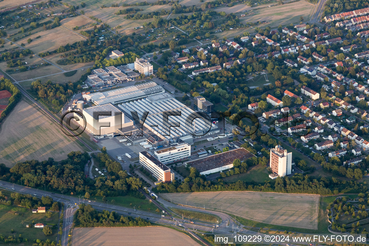 Vue aérienne de Locaux de l'usine du producteur chimique L'OREAL Production Deutschland GmbH & Co. KG à le quartier Nordweststadt in Karlsruhe dans le département Bade-Wurtemberg, Allemagne