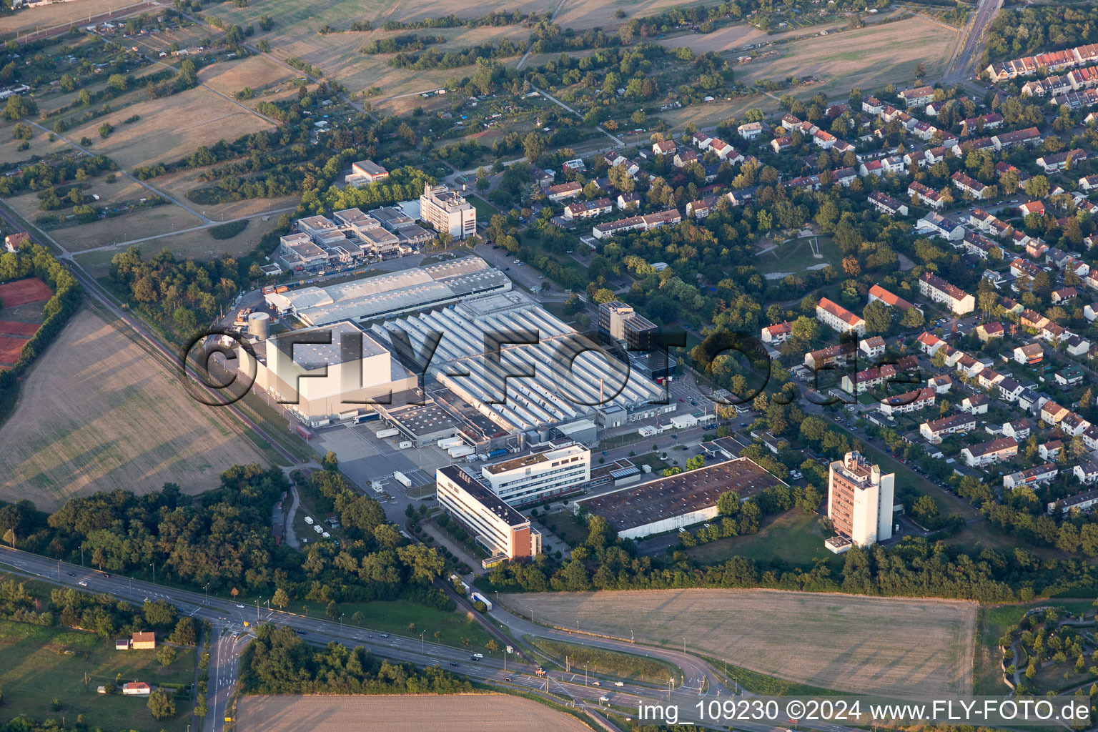 Vue aérienne de NW City, L'Oréal à le quartier Nordweststadt in Karlsruhe dans le département Bade-Wurtemberg, Allemagne