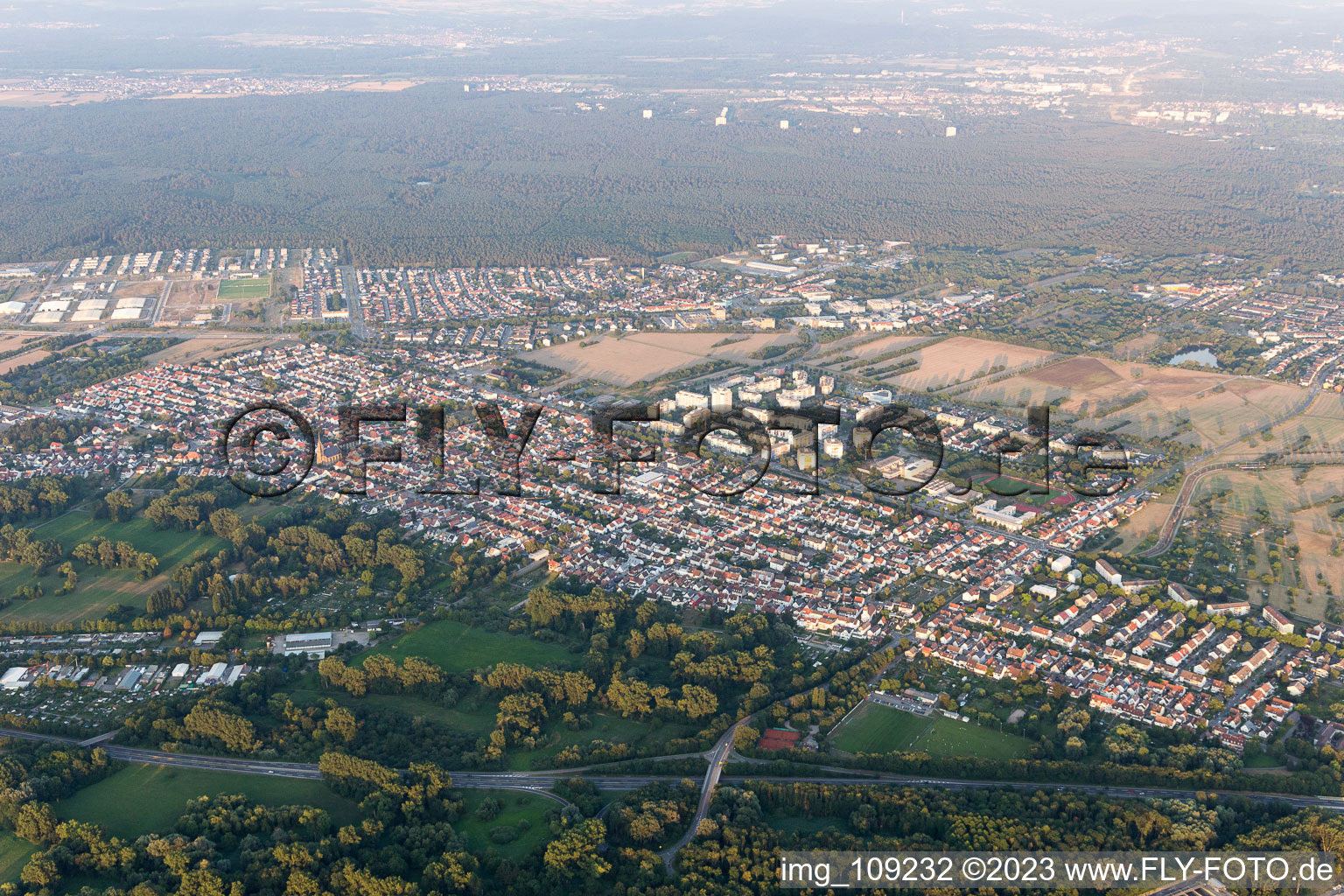 Enregistrement par drone de Quartier Neureut in Karlsruhe dans le département Bade-Wurtemberg, Allemagne