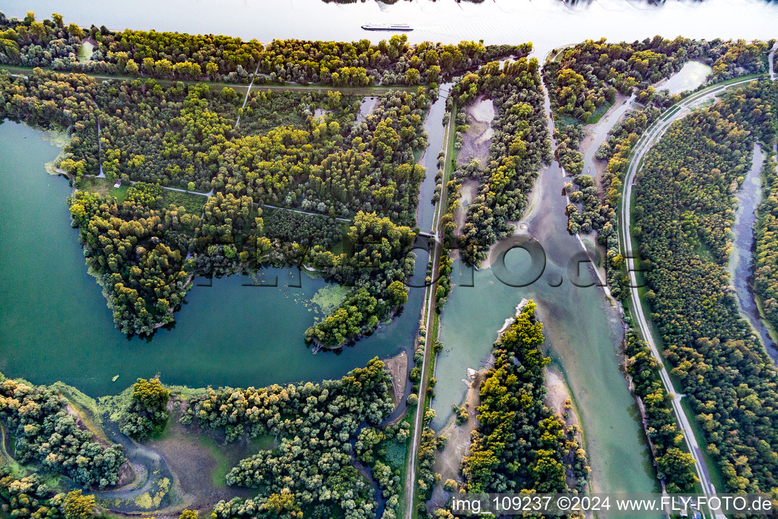 Vue aérienne de Étangs de carrière à le quartier Leopoldshafen in Eggenstein-Leopoldshafen dans le département Bade-Wurtemberg, Allemagne