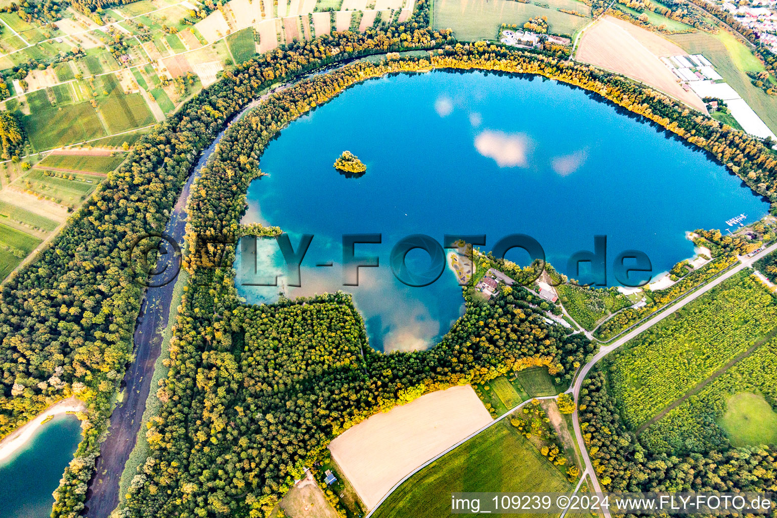 Vue oblique de Étangs de carrière à le quartier Leopoldshafen in Eggenstein-Leopoldshafen dans le département Bade-Wurtemberg, Allemagne