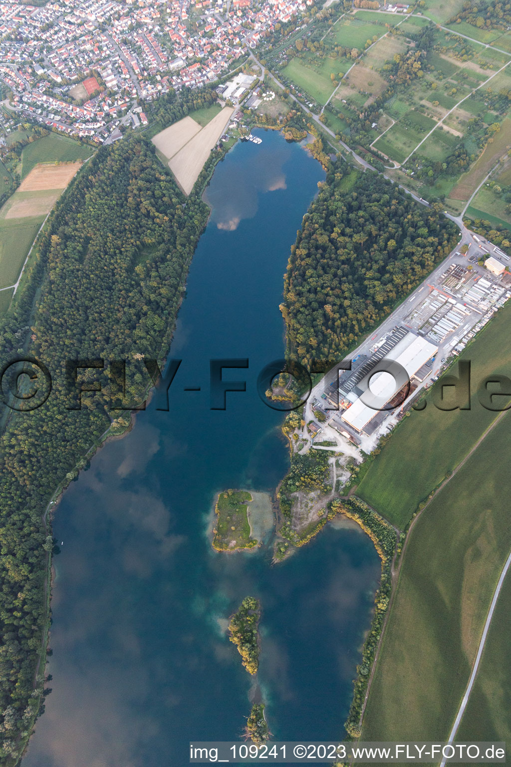Vue aérienne de Étang de carrière de Rohrköpfle, zone industrielle de Schwerterlach à Linkenheim-Hochstetten dans le département Bade-Wurtemberg, Allemagne