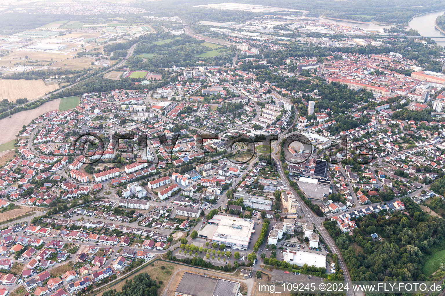 Germersheim dans le département Rhénanie-Palatinat, Allemagne du point de vue du drone