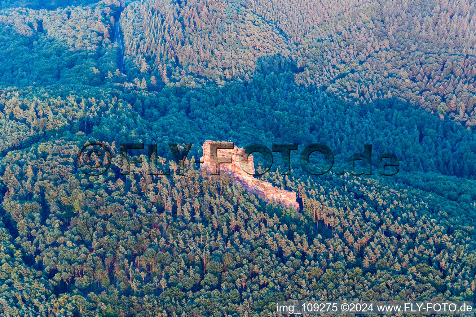 Wernersberg dans le département Rhénanie-Palatinat, Allemagne vu d'un drone