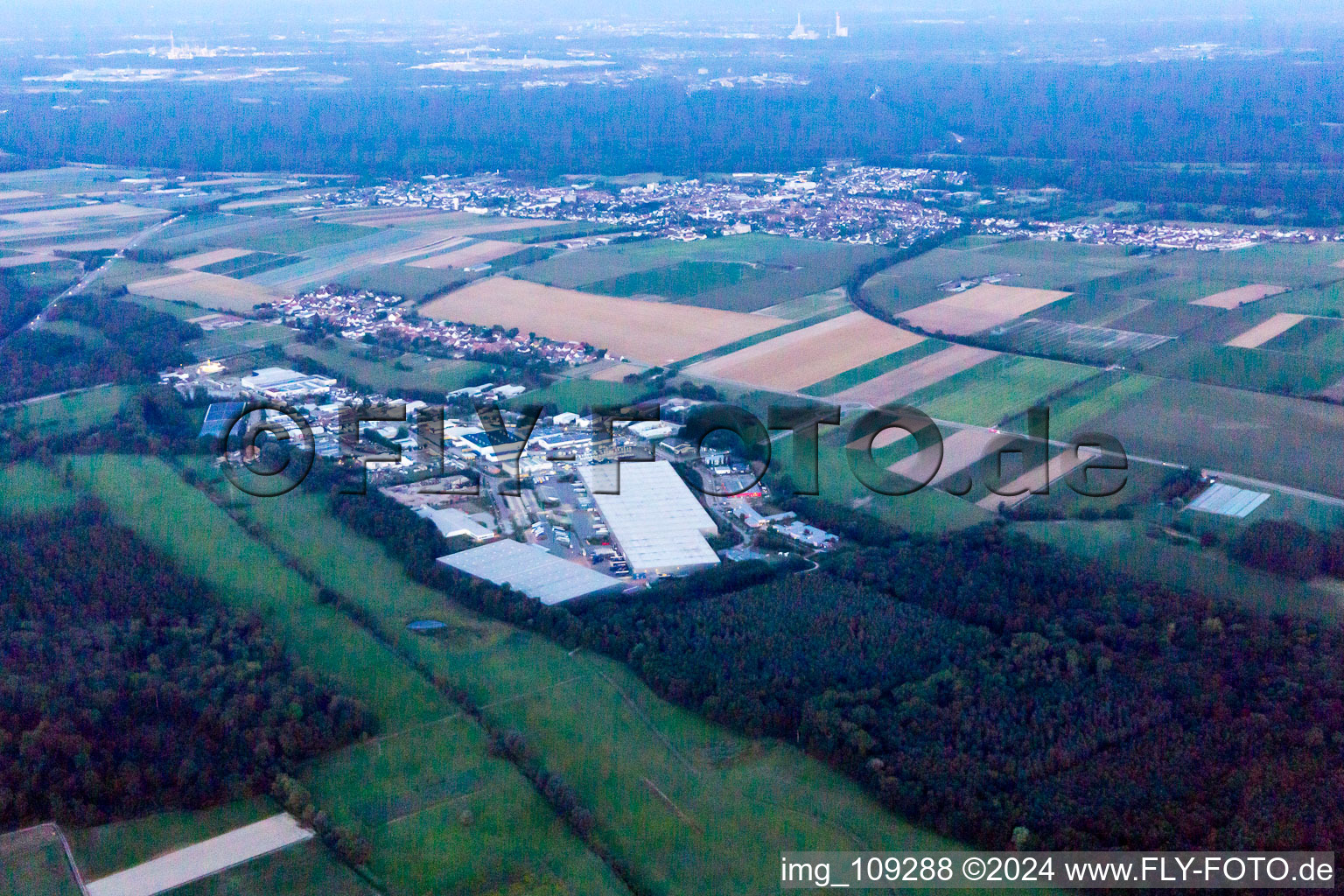 Zone industrielle de Horst à le quartier Minderslachen in Kandel dans le département Rhénanie-Palatinat, Allemagne vu d'un drone