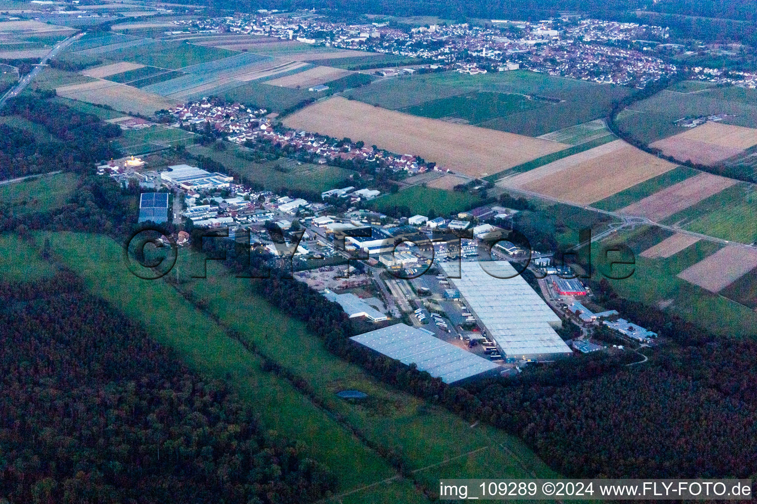 Vue aérienne de Zone industrielle de Horst à le quartier Minderslachen in Kandel dans le département Rhénanie-Palatinat, Allemagne