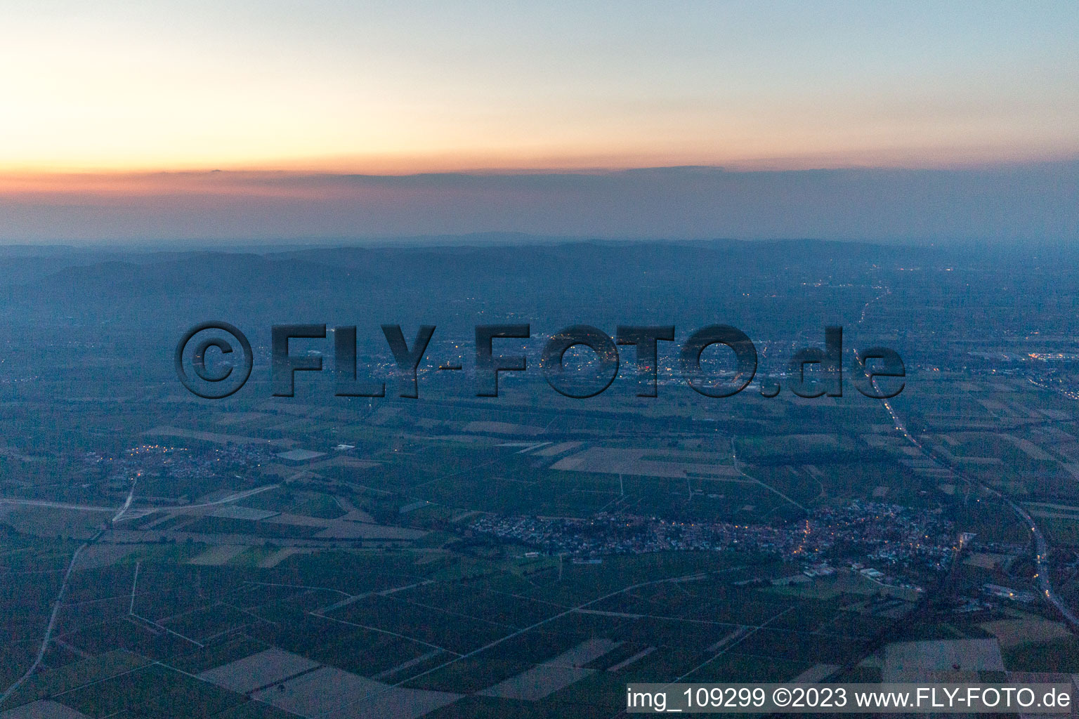 Steinweiler dans le département Rhénanie-Palatinat, Allemagne du point de vue du drone