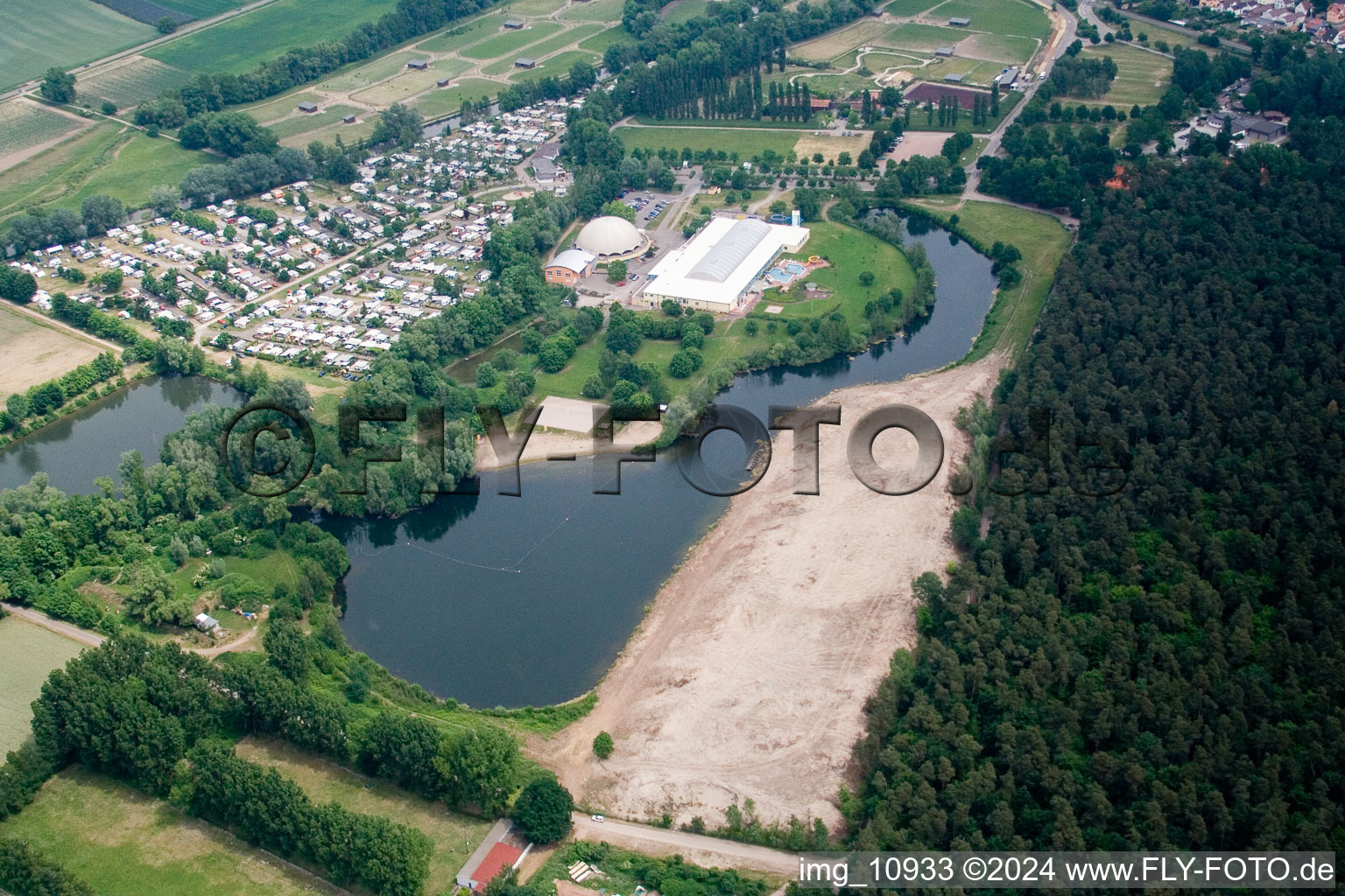 Vue aérienne de Zones riveraines sur la plage de sable de la piscine extérieure Moby Dick à Rülzheim dans le département Rhénanie-Palatinat, Allemagne