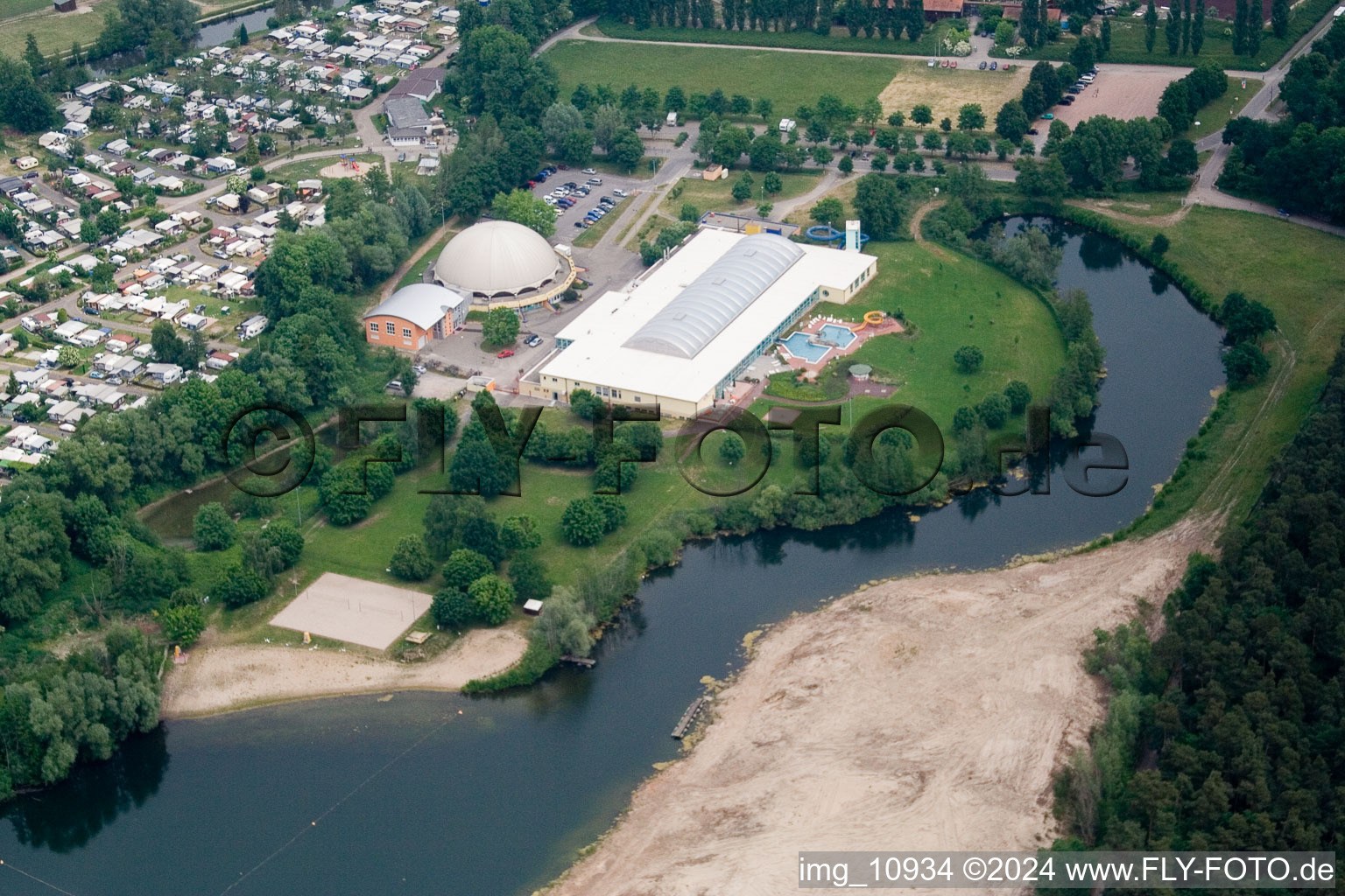 Vue aérienne de Zones riveraines sur la plage de sable de la piscine extérieure Moby Dick à Rülzheim dans le département Rhénanie-Palatinat, Allemagne