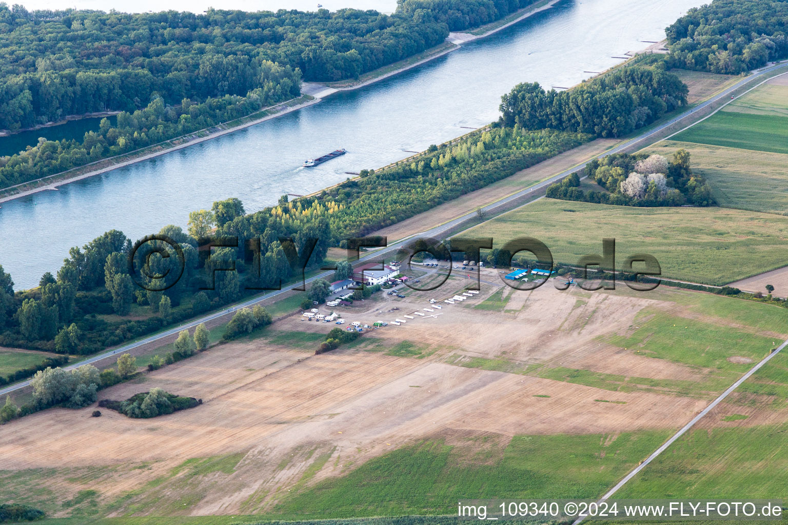 Vue aérienne de Aérodrome à Ketsch dans le département Bade-Wurtemberg, Allemagne