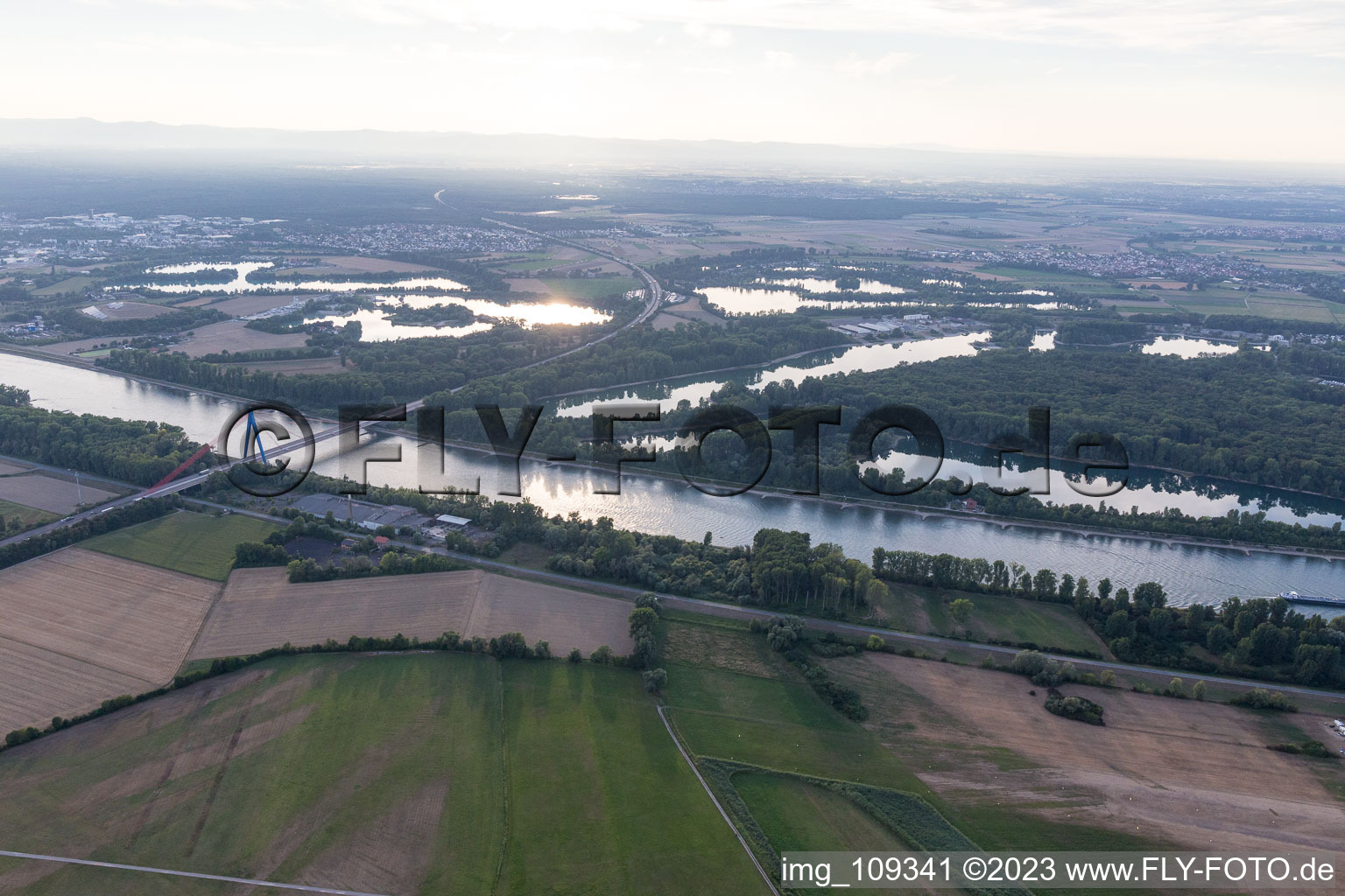 Vue aérienne de Spire, pont autoroutier à Insultheimerhof dans le département Bade-Wurtemberg, Allemagne