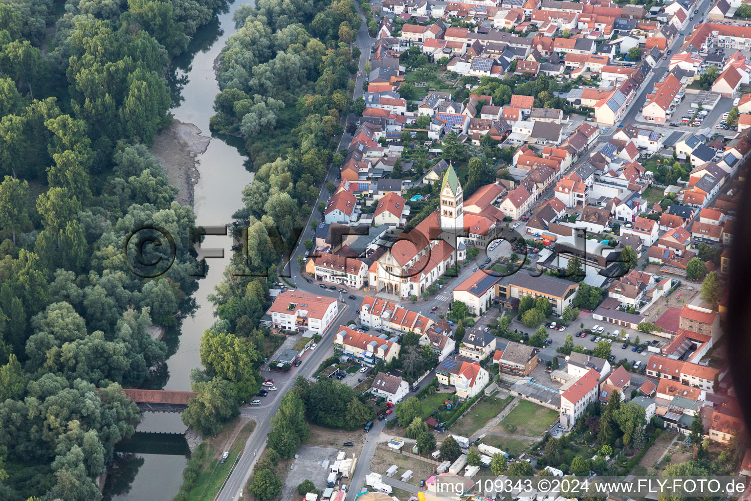 Ketsch dans le département Bade-Wurtemberg, Allemagne vue d'en haut