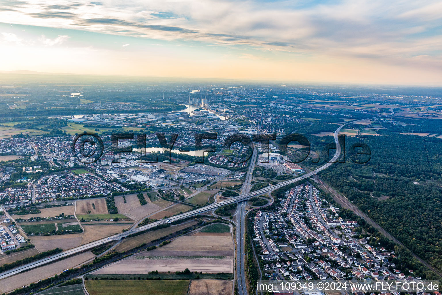 Vue aérienne de A6 sortie Schwetzingen-Rheinau à Schwetzingen dans le département Bade-Wurtemberg, Allemagne