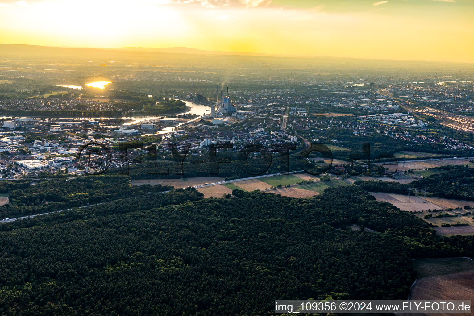 Rheinauhafen à le quartier Rheinau in Mannheim dans le département Bade-Wurtemberg, Allemagne du point de vue du drone