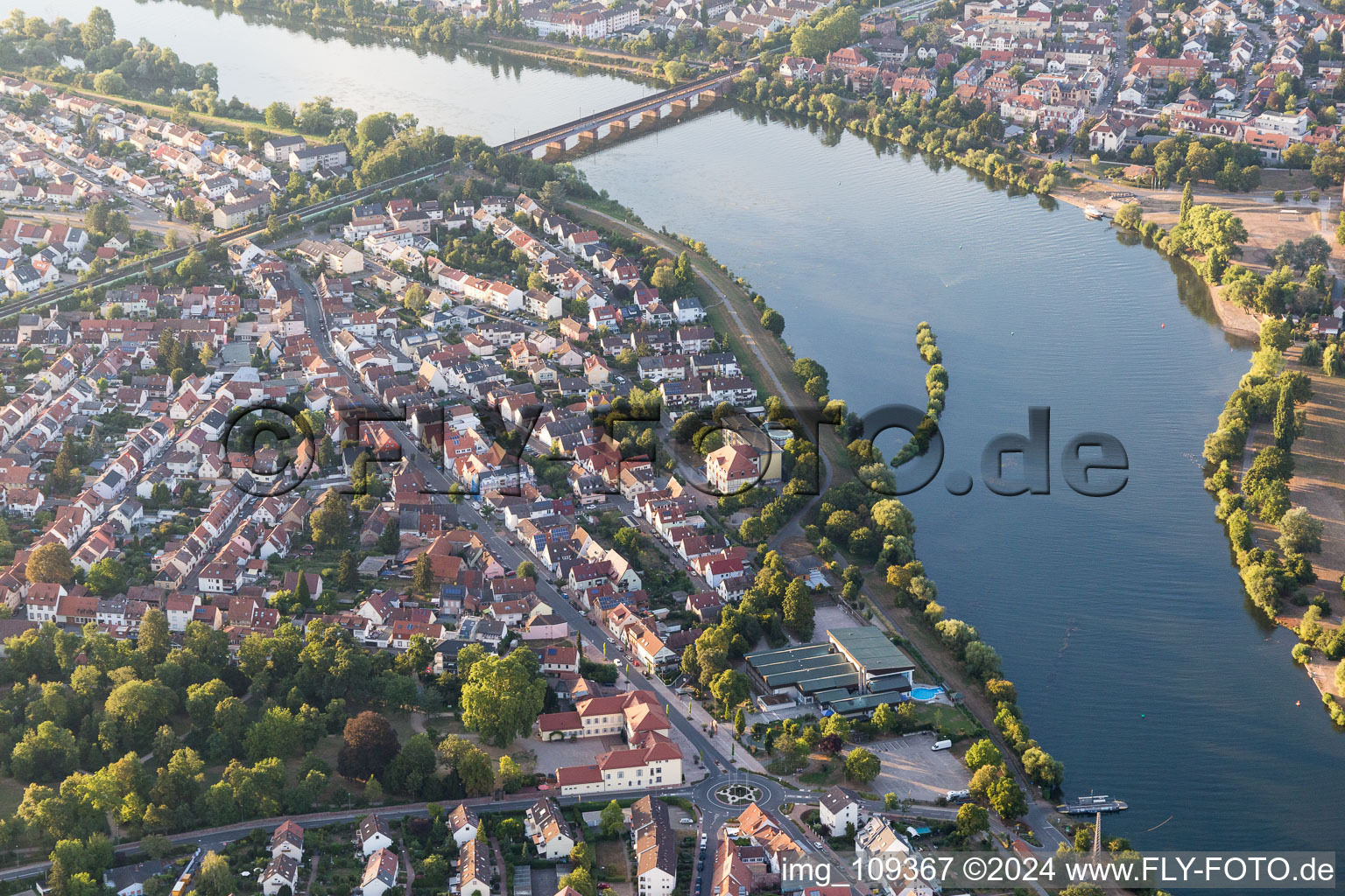 Vue aérienne de Pont du Neckar vers Ladenburg à le quartier Neckarhausen in Edingen-Neckarhausen dans le département Bade-Wurtemberg, Allemagne