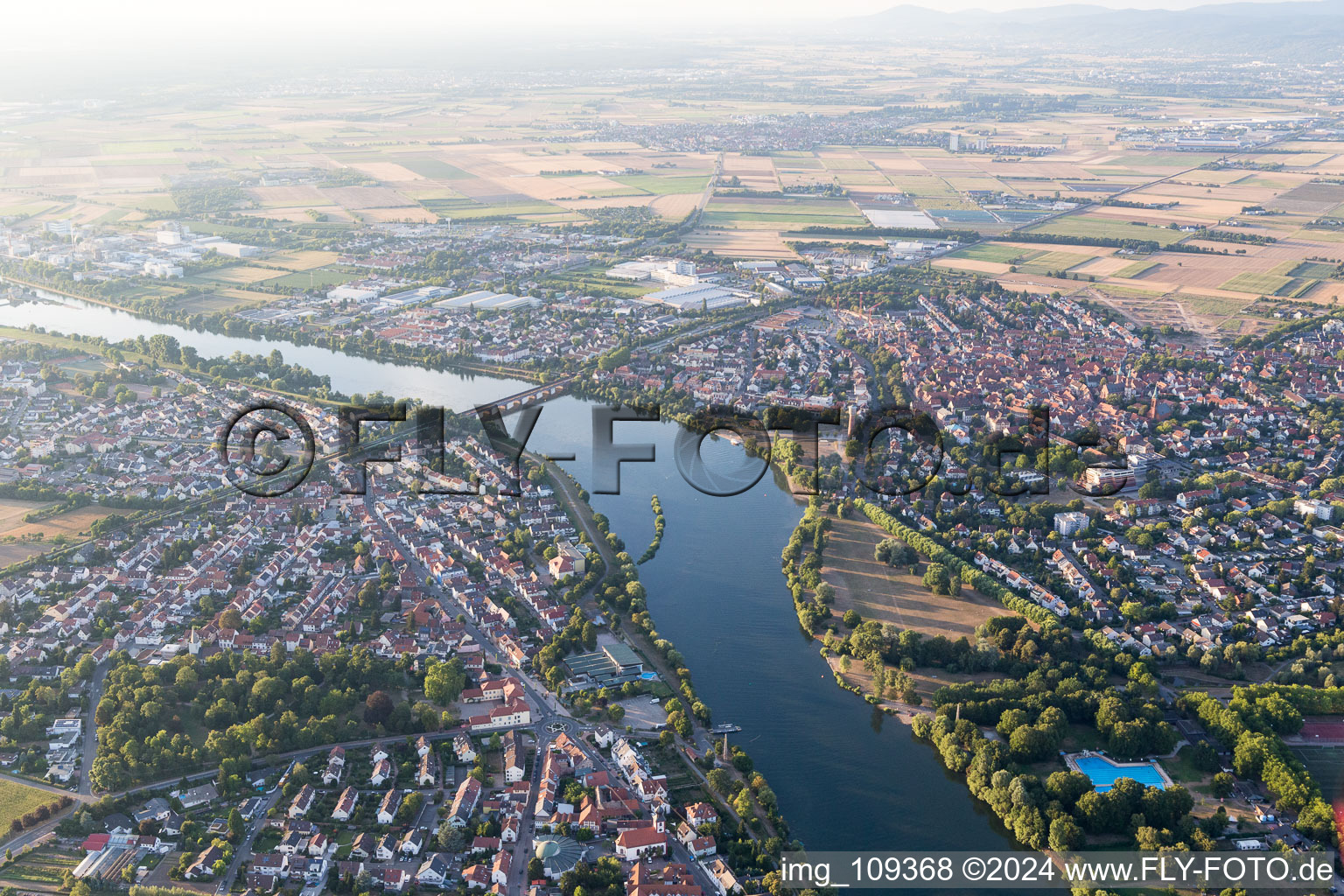 Vue aérienne de Neckarhausen et Ladenburg à Ladenburg dans le département Bade-Wurtemberg, Allemagne