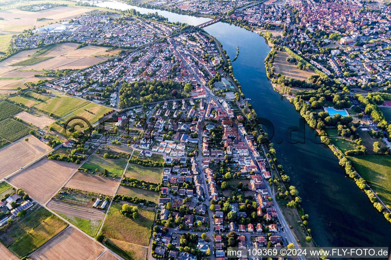 Vue aérienne de Zones riveraines du Neckar à le quartier Neckarhausen in Edingen-Neckarhausen dans le département Bade-Wurtemberg, Allemagne