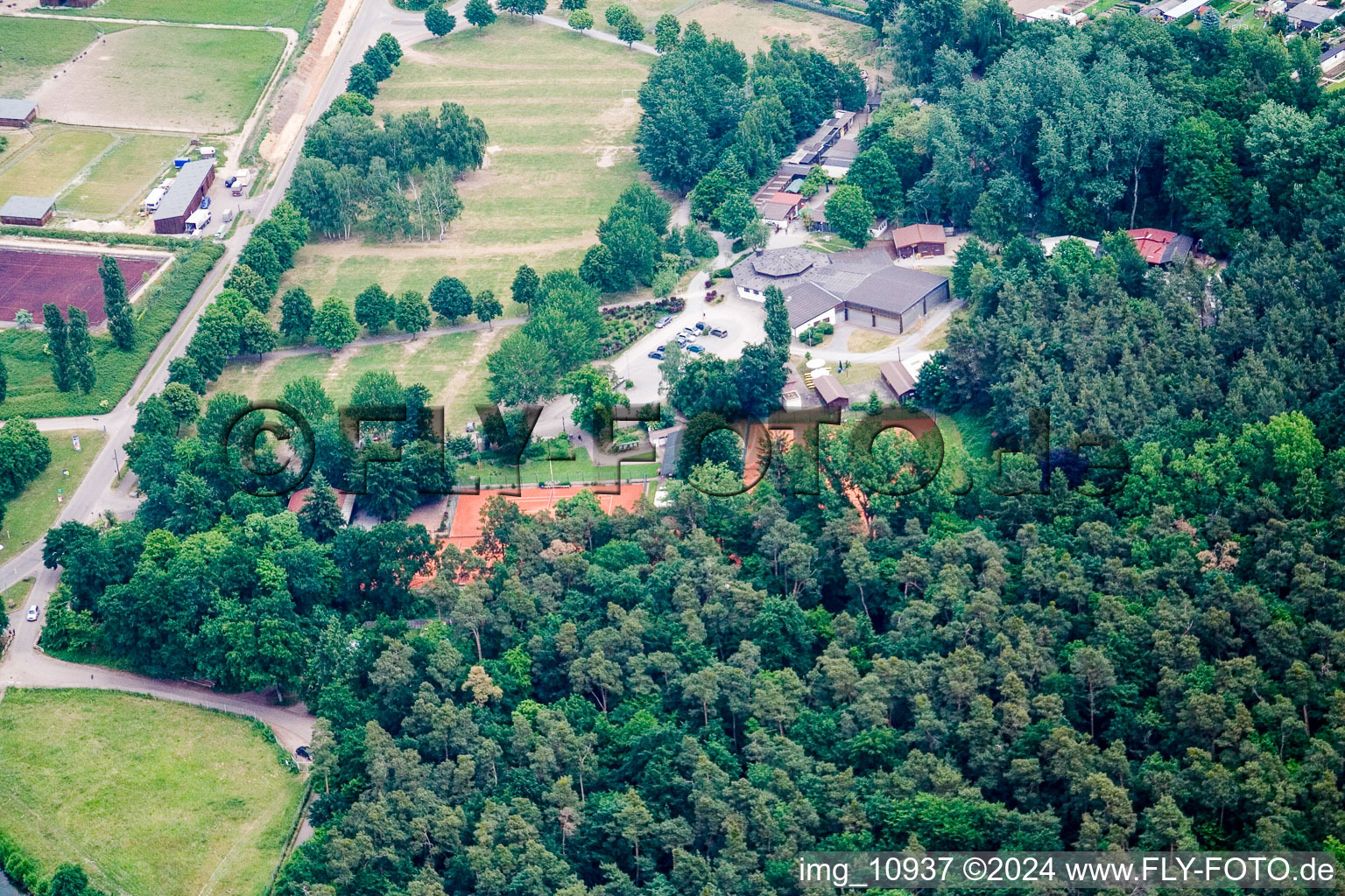 Rülzheim dans le département Rhénanie-Palatinat, Allemagne depuis l'avion