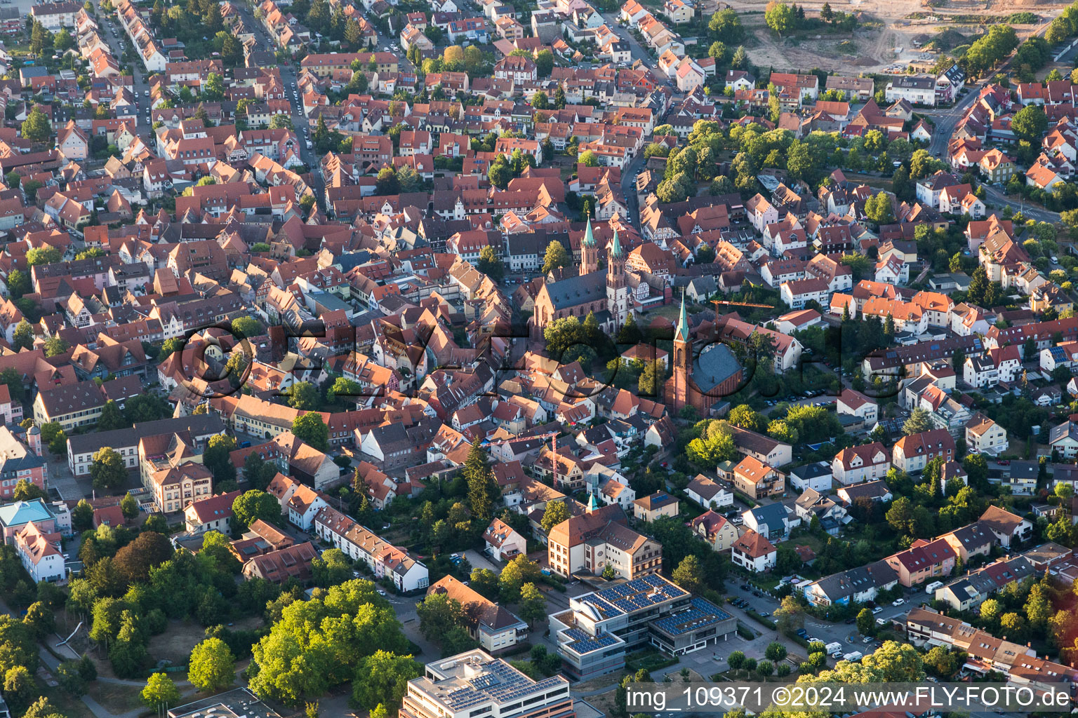 Vue aérienne de Vieille ville et centre-ville à Ladenburg dans le département Bade-Wurtemberg, Allemagne