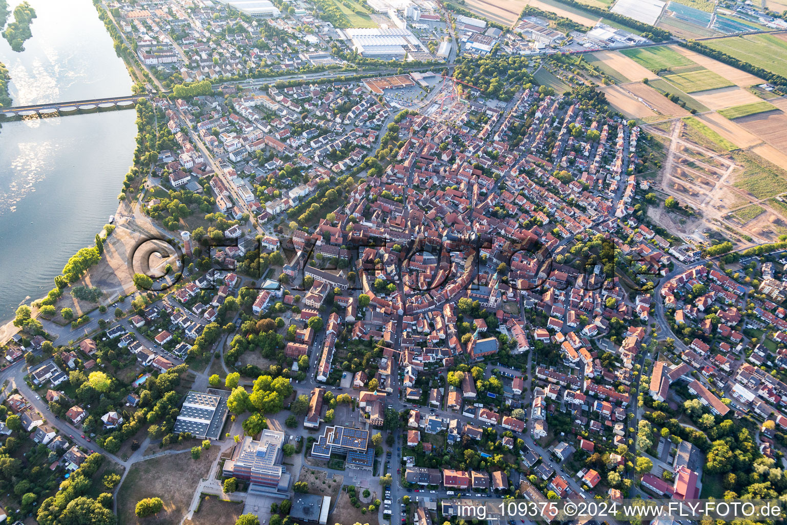 Vue aérienne de Vieille ville et centre-ville à Ladenburg dans le département Bade-Wurtemberg, Allemagne