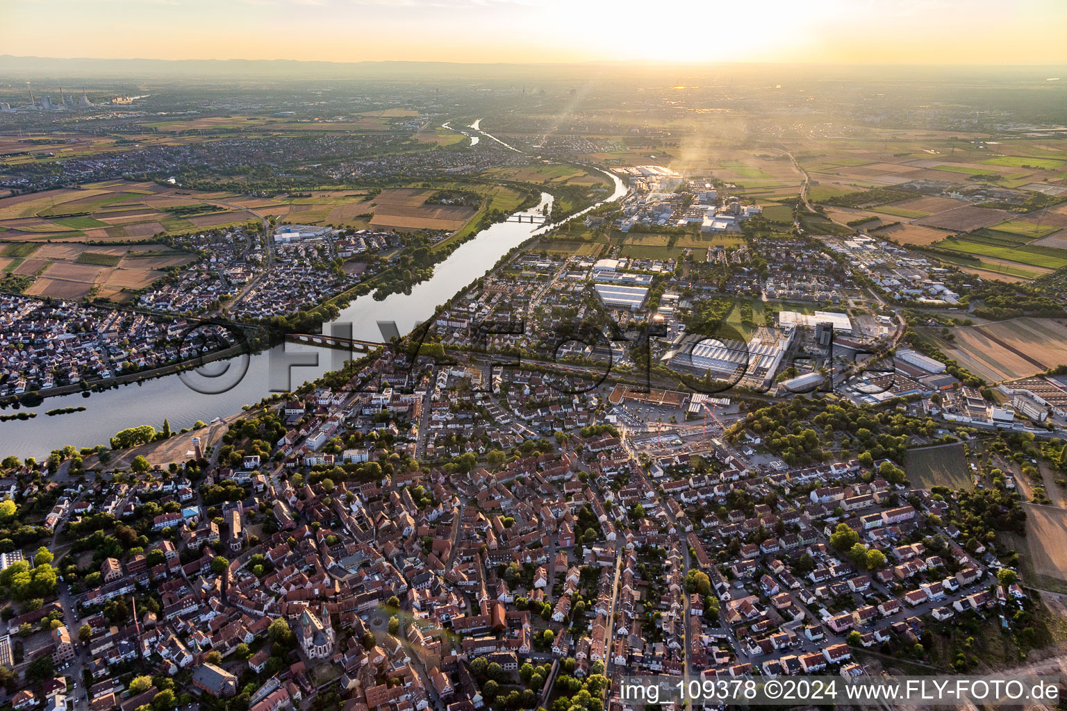 Vue aérienne de Zones riveraines du Neckar à Ladenburg dans le département Bade-Wurtemberg, Allemagne