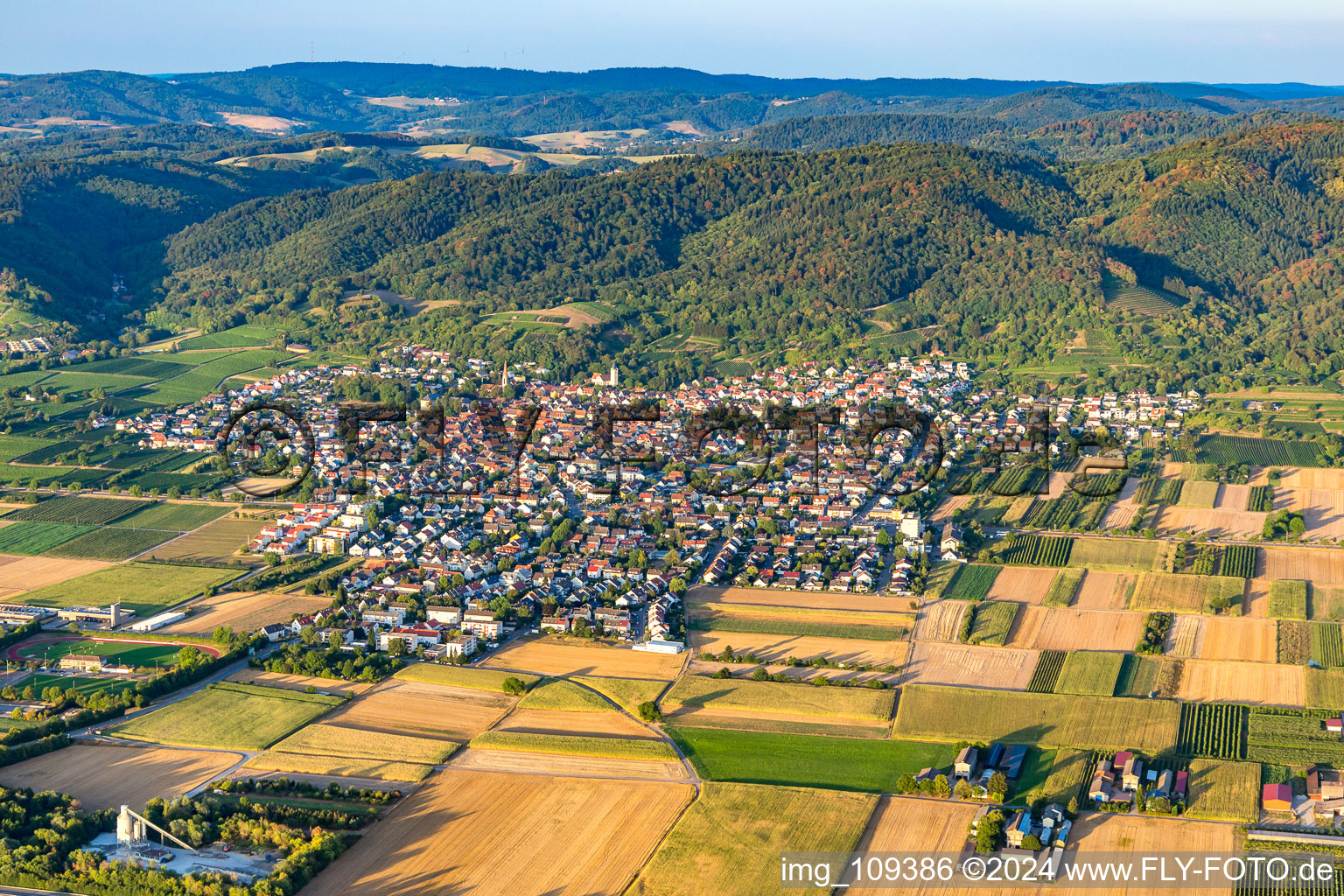 Vue aérienne de Place sur la Bergstrasse à le quartier Leutershausen in Hirschberg an der Bergstraße dans le département Bade-Wurtemberg, Allemagne