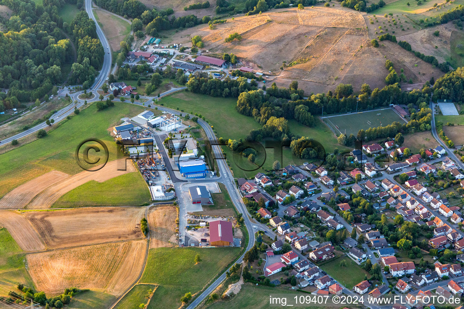 Vue aérienne de Zone industrielle Philipp-Reis-Straße à le quartier Zotzenbach in Rimbach dans le département Hesse, Allemagne