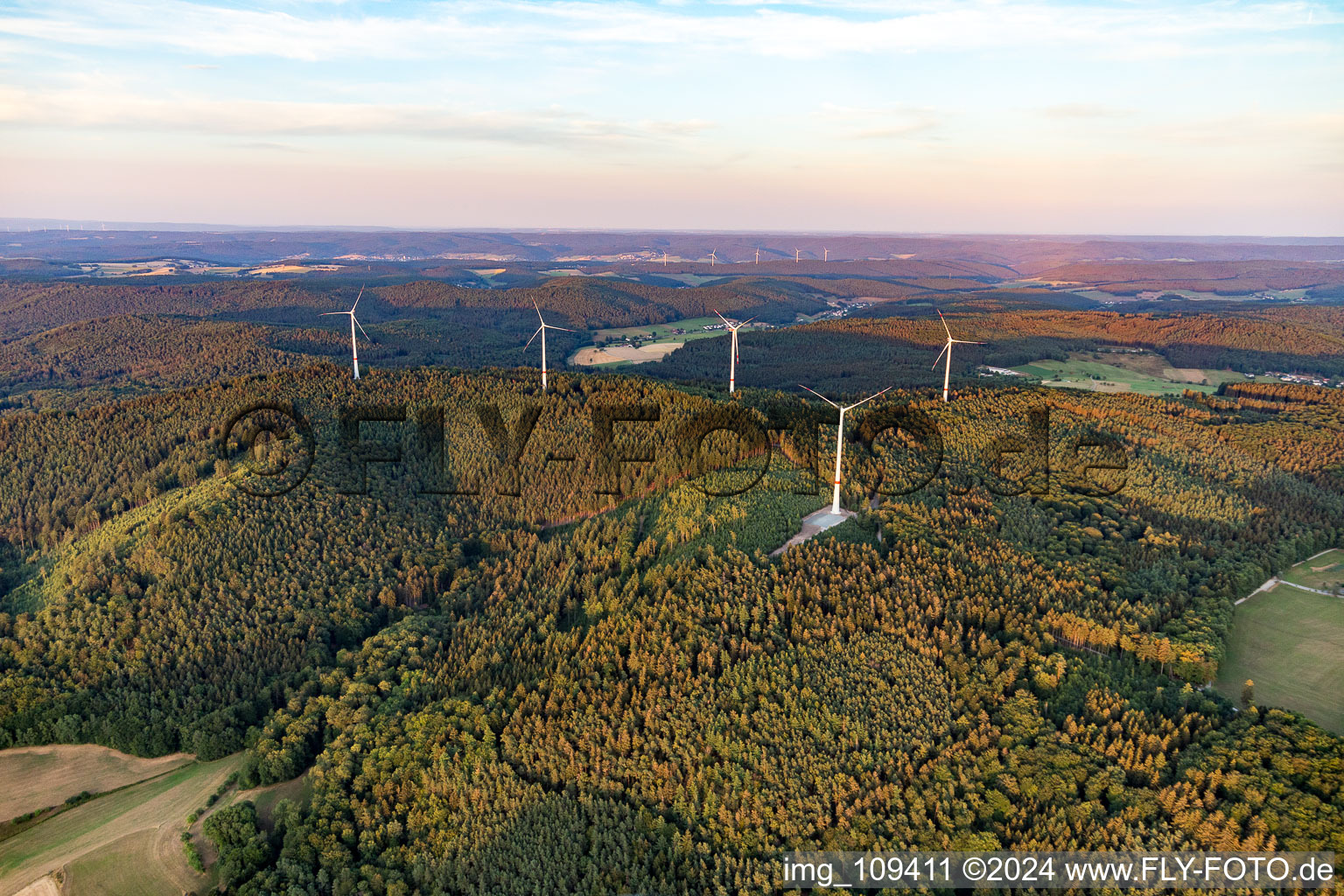 Vue aérienne de Éoliennes sur Kapellenberg à le quartier Weschnitz in Fürth dans le département Hesse, Allemagne