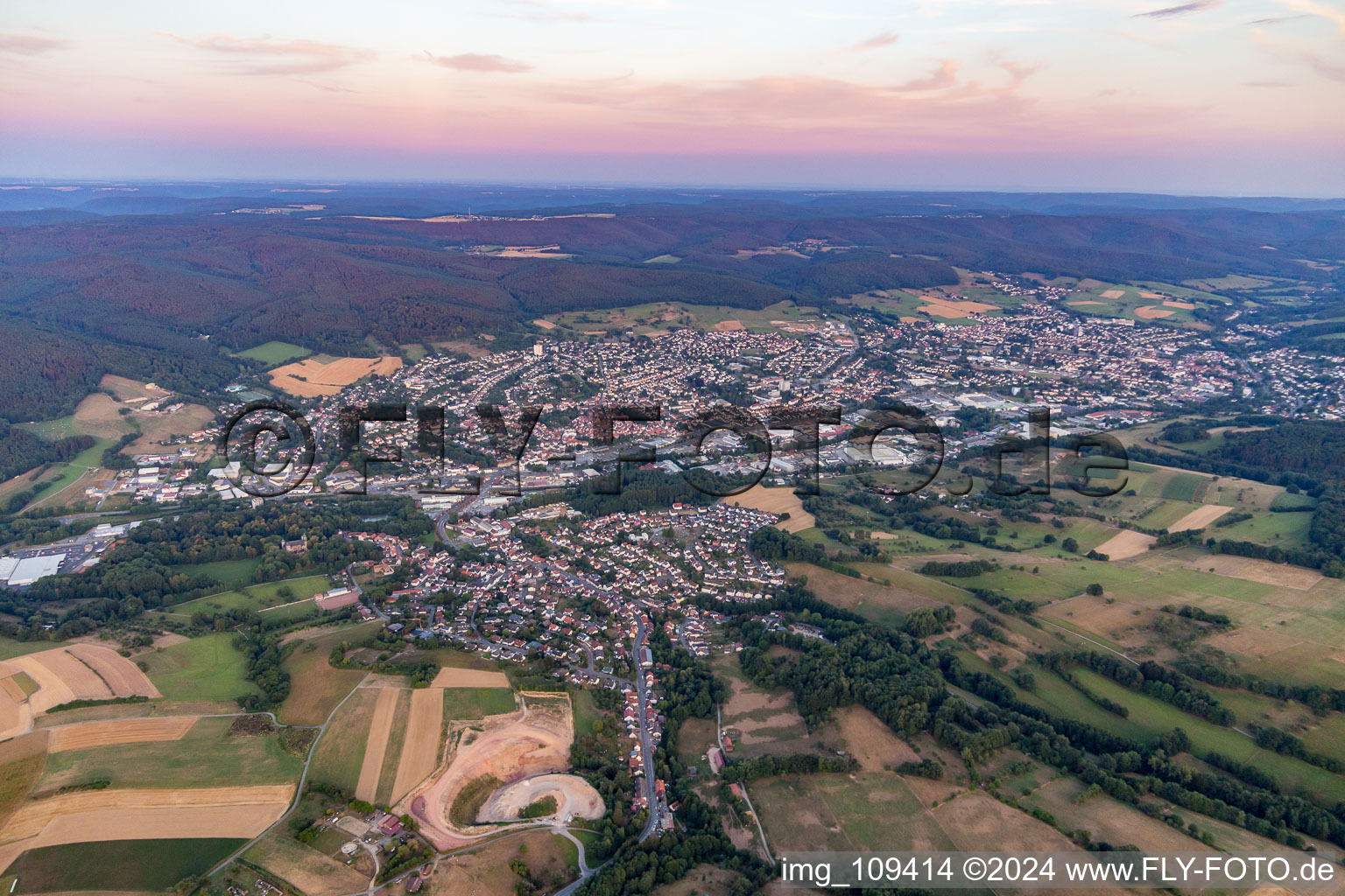 Vue aérienne de Vue des rues et des maisons des quartiers résidentiels à Michelstadt dans le département Hesse, Allemagne