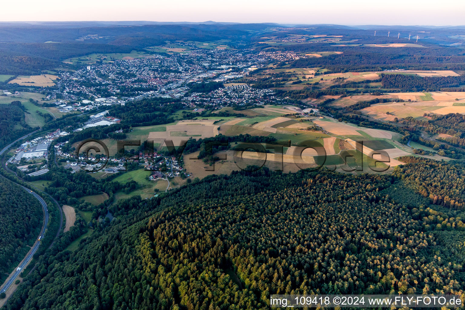 Vue aérienne de Vue des rues et des maisons des quartiers résidentiels à Bad König dans le département Hesse, Allemagne