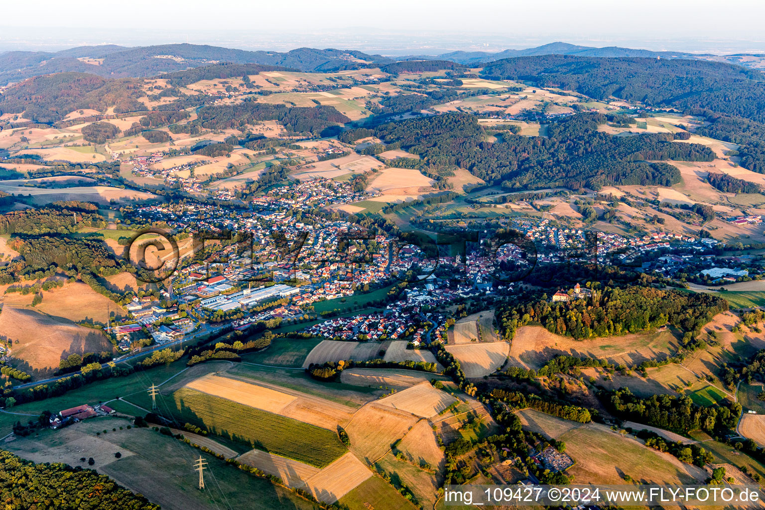 Vue aérienne de Le paysage de la vallée entouré de montagnes (Odenwald) à Reichelsheim dans le département Hesse, Allemagne