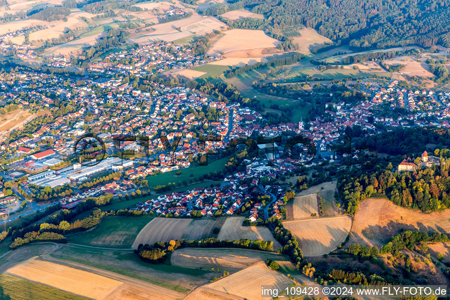 Vue aérienne de Le paysage de la vallée entouré de montagnes (Odenwald) à Reichelsheim dans le département Hesse, Allemagne