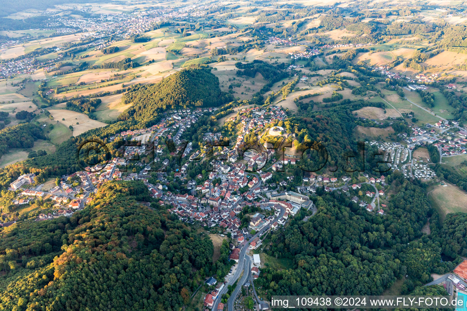 Vue aérienne de Le paysage de la vallée entouré de montagnes à Lindenfels dans le département Hesse, Allemagne