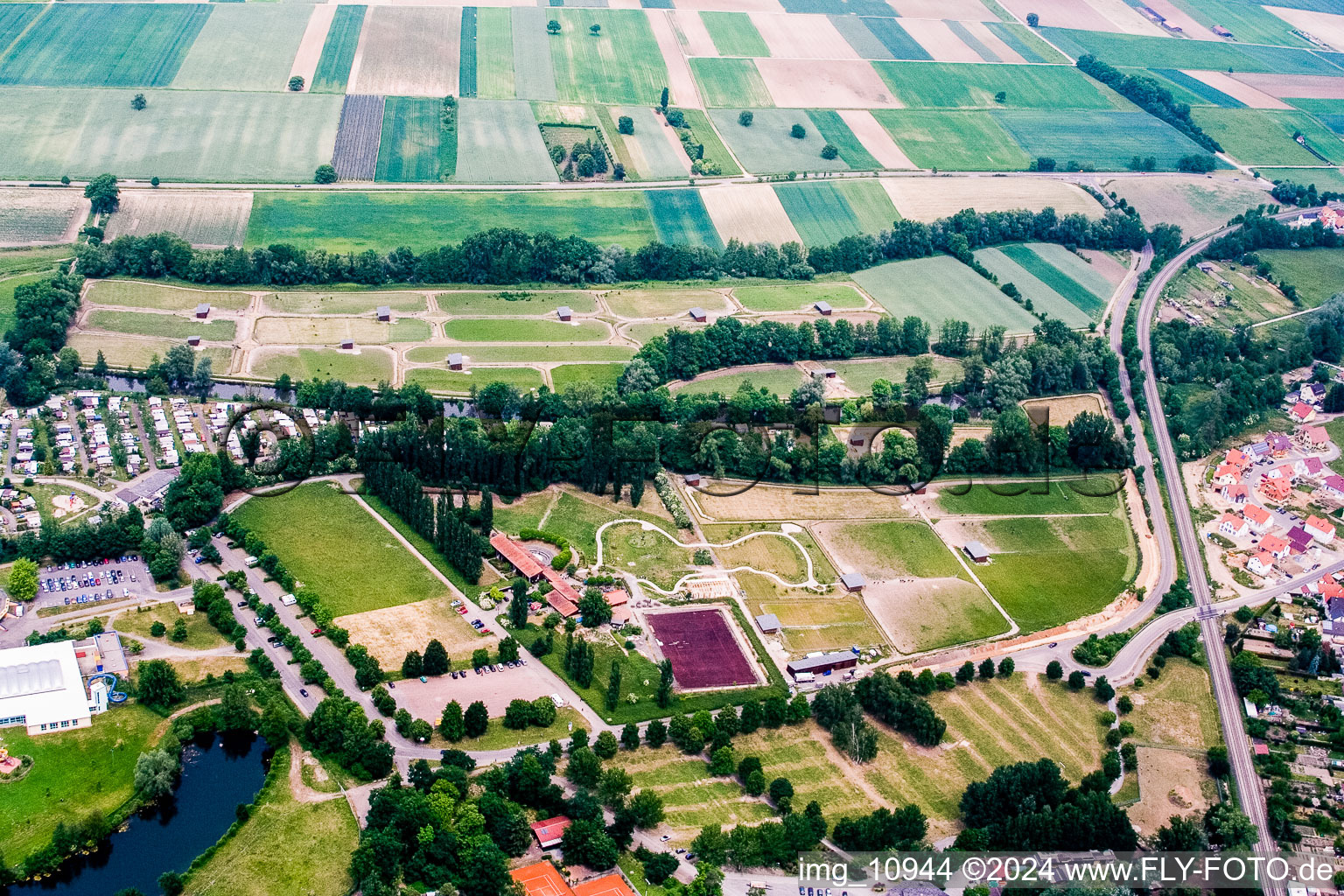 Vue aérienne de Enclos extérieur de la ferme d'autruches de Mhou pour la production de viande d'autruche à Rülzheim dans le département Rhénanie-Palatinat, Allemagne