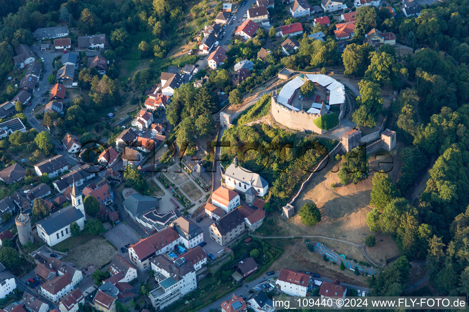 Vue aérienne de Construction de la structure de la scène en plein air du Château Lindenfels à Lindenfels dans le département Hesse, Allemagne