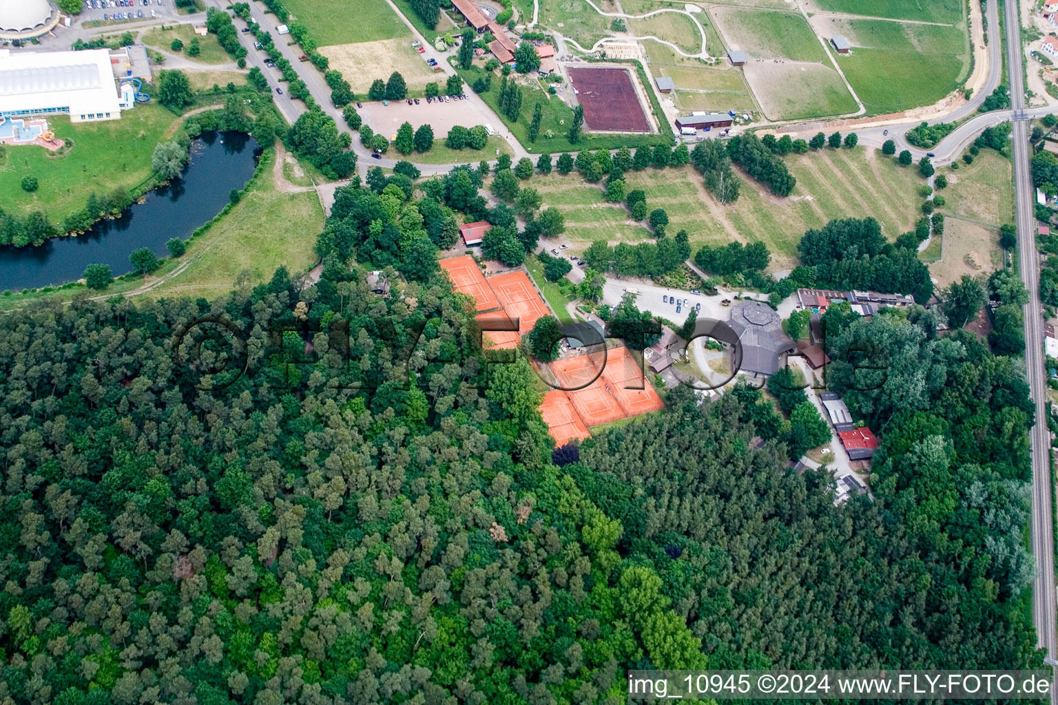 Club de tennis à Rülzheim dans le département Rhénanie-Palatinat, Allemagne d'en haut