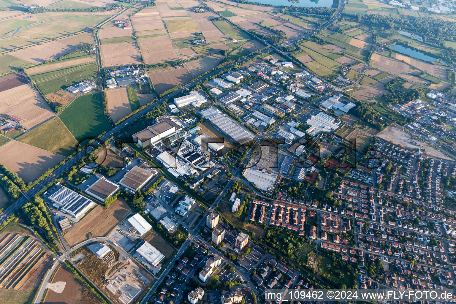 Vue aérienne de Zone industrielle et commerciale avec les plans d'Unilever Germany GmbH Heppenheim (Bergstrasse) à Heppenheim dans le département Hesse, Allemagne