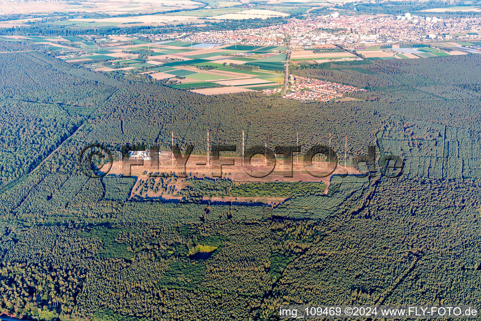 Vue oblique de Système d'antenne sur la propriété militaire de la station émettrice IBB Lampertheim pour la diffusion de Radio Liberty et Radio Free Europe (maintenant également VOA) à le quartier Neuschloß in Lampertheim dans le département Hesse, Allemagne