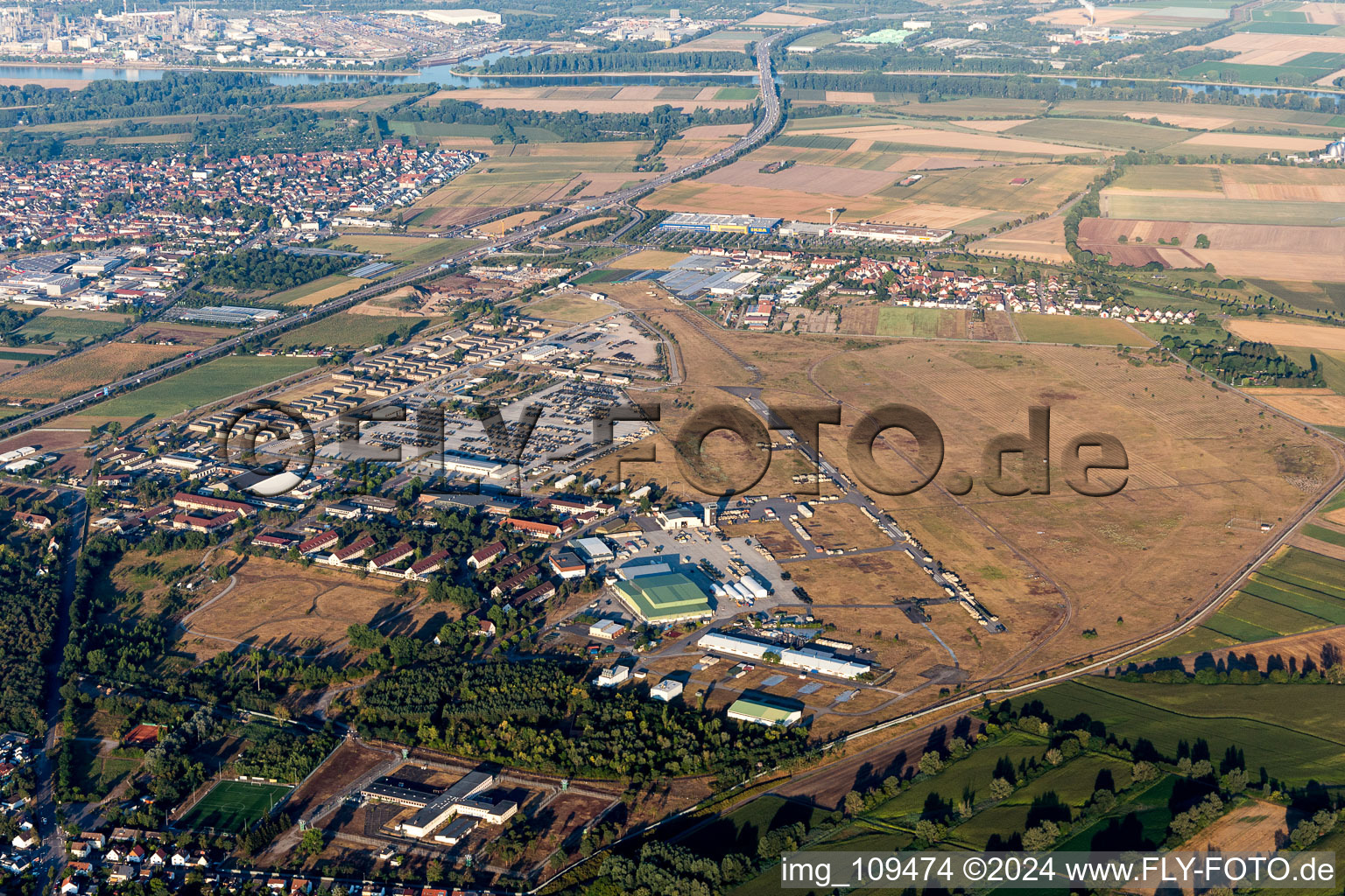 Photographie aérienne de Piste avec zone de voie de circulation de l'ancien héliport américain de l'aérodrome de Coleman à le quartier Sandhofen in Mannheim dans le département Bade-Wurtemberg, Allemagne